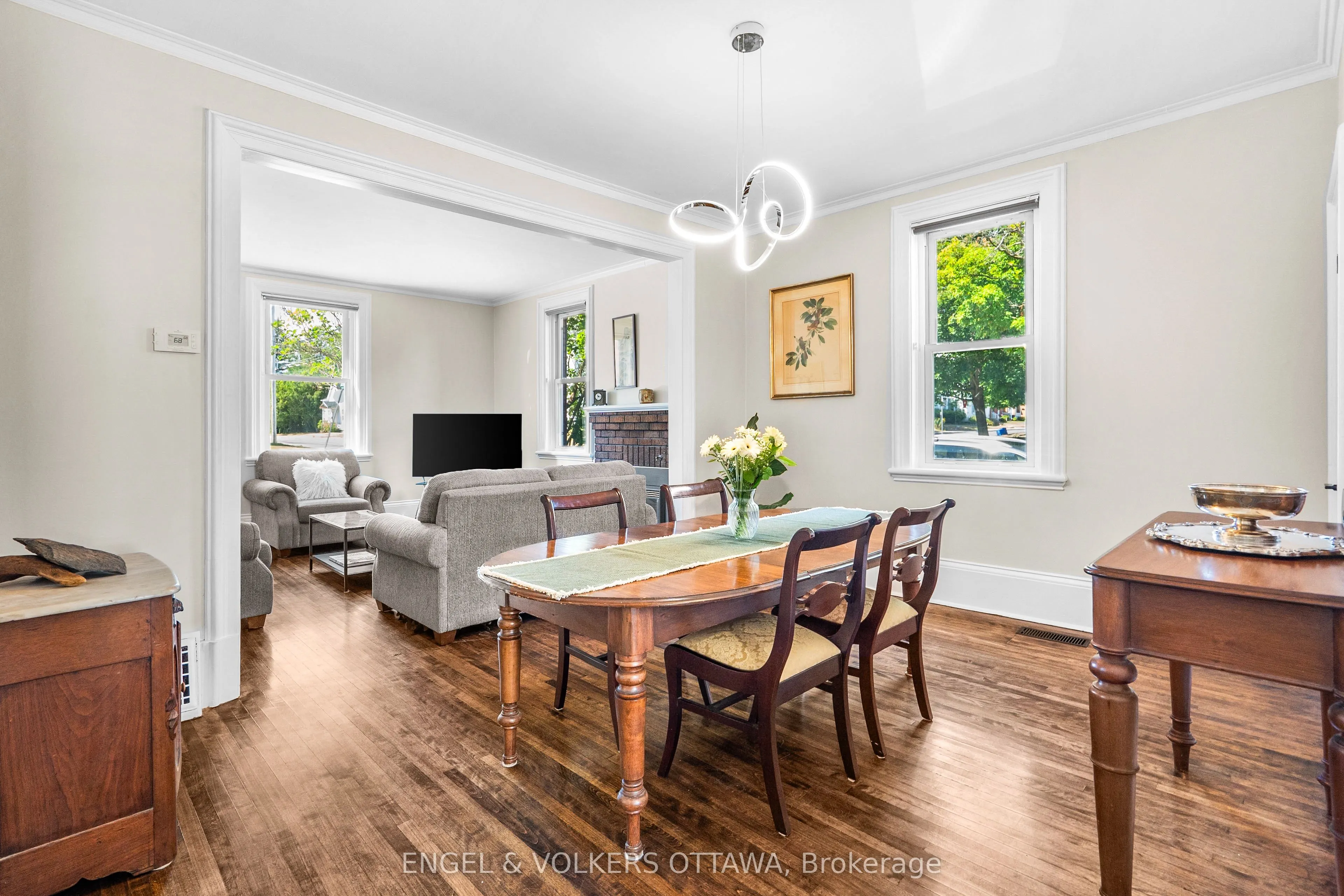 219 John Street N
