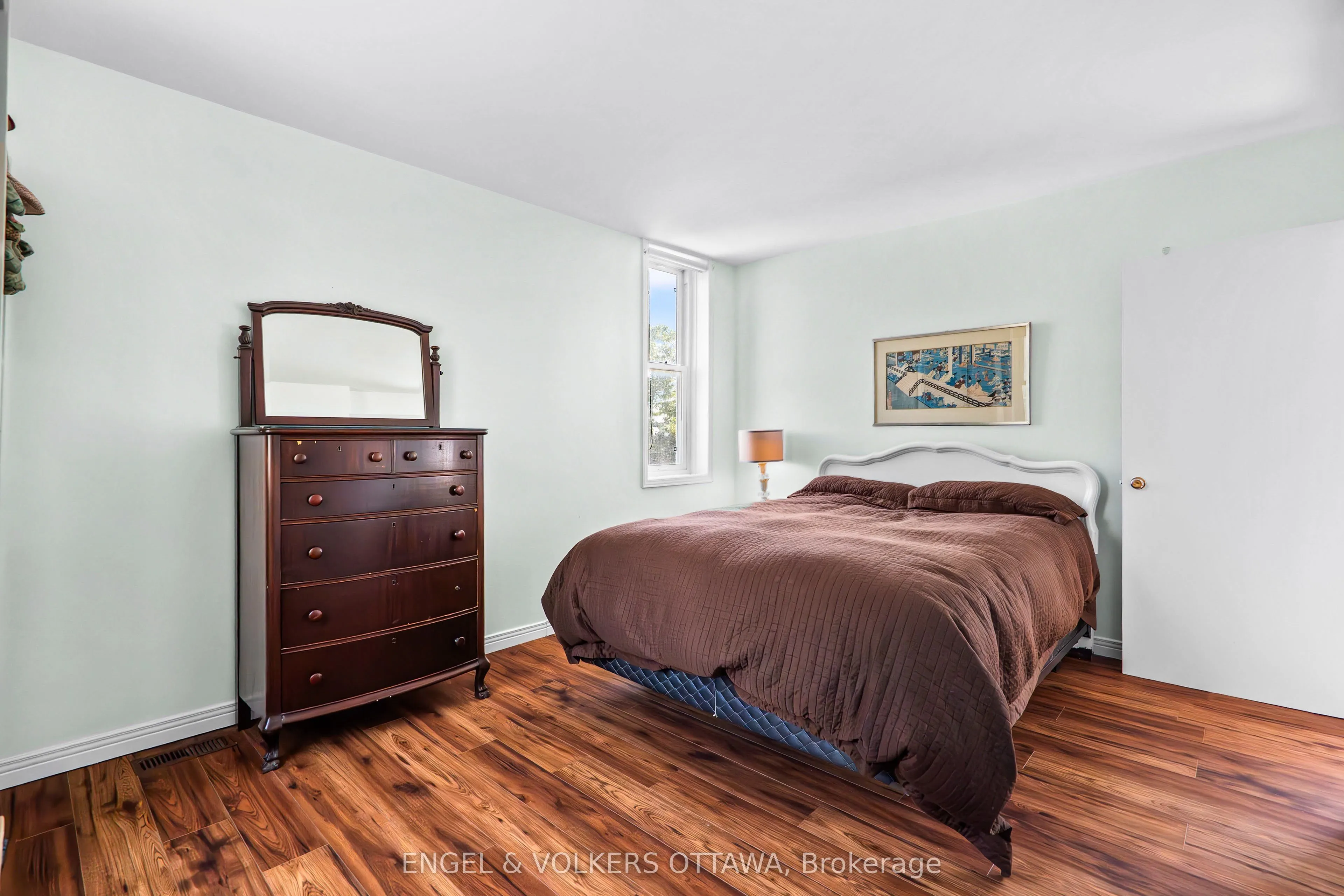 219 John Street N