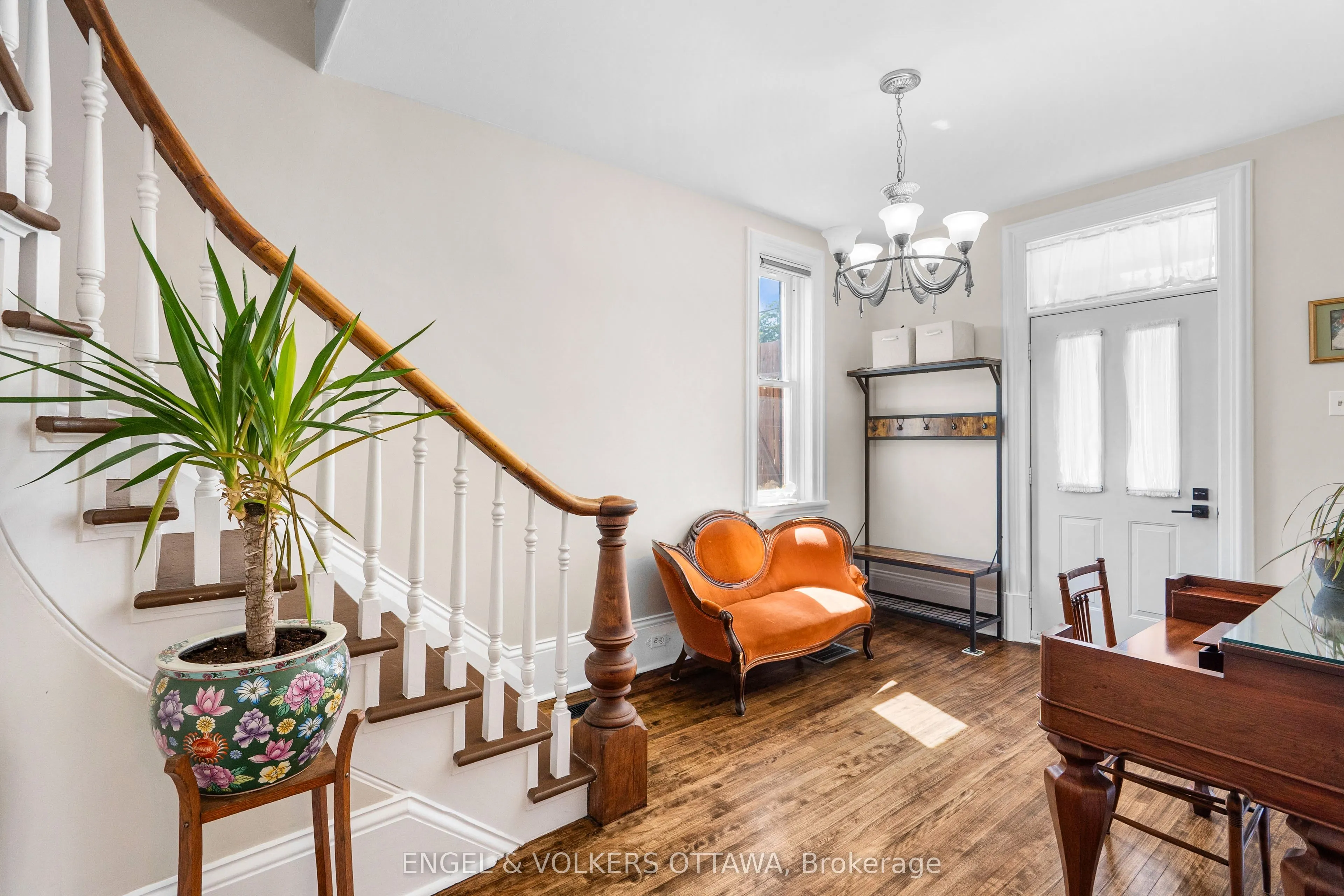 219 John Street N