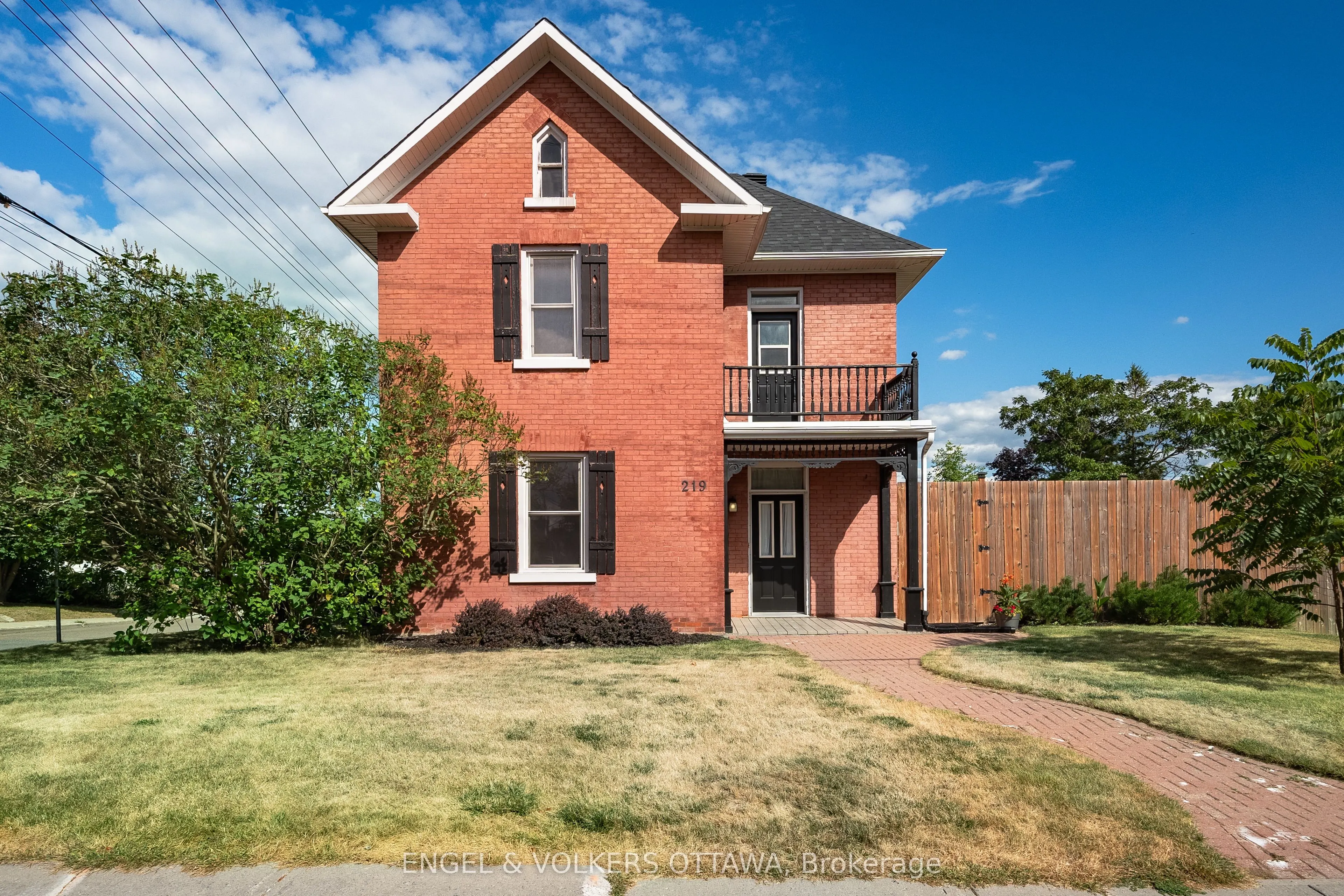 219 John Street N
