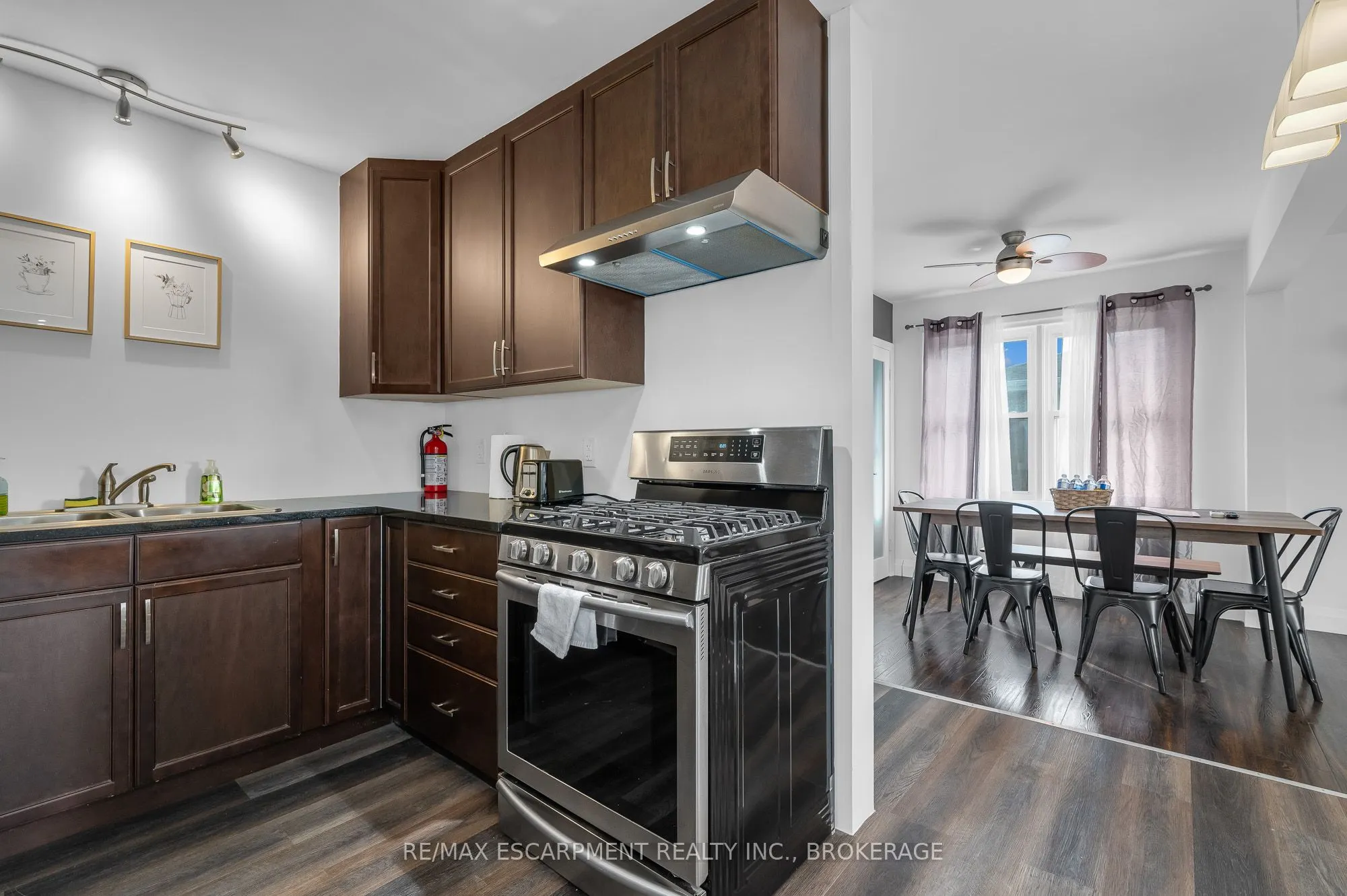 12 PARKVIEW Crescent, #Main