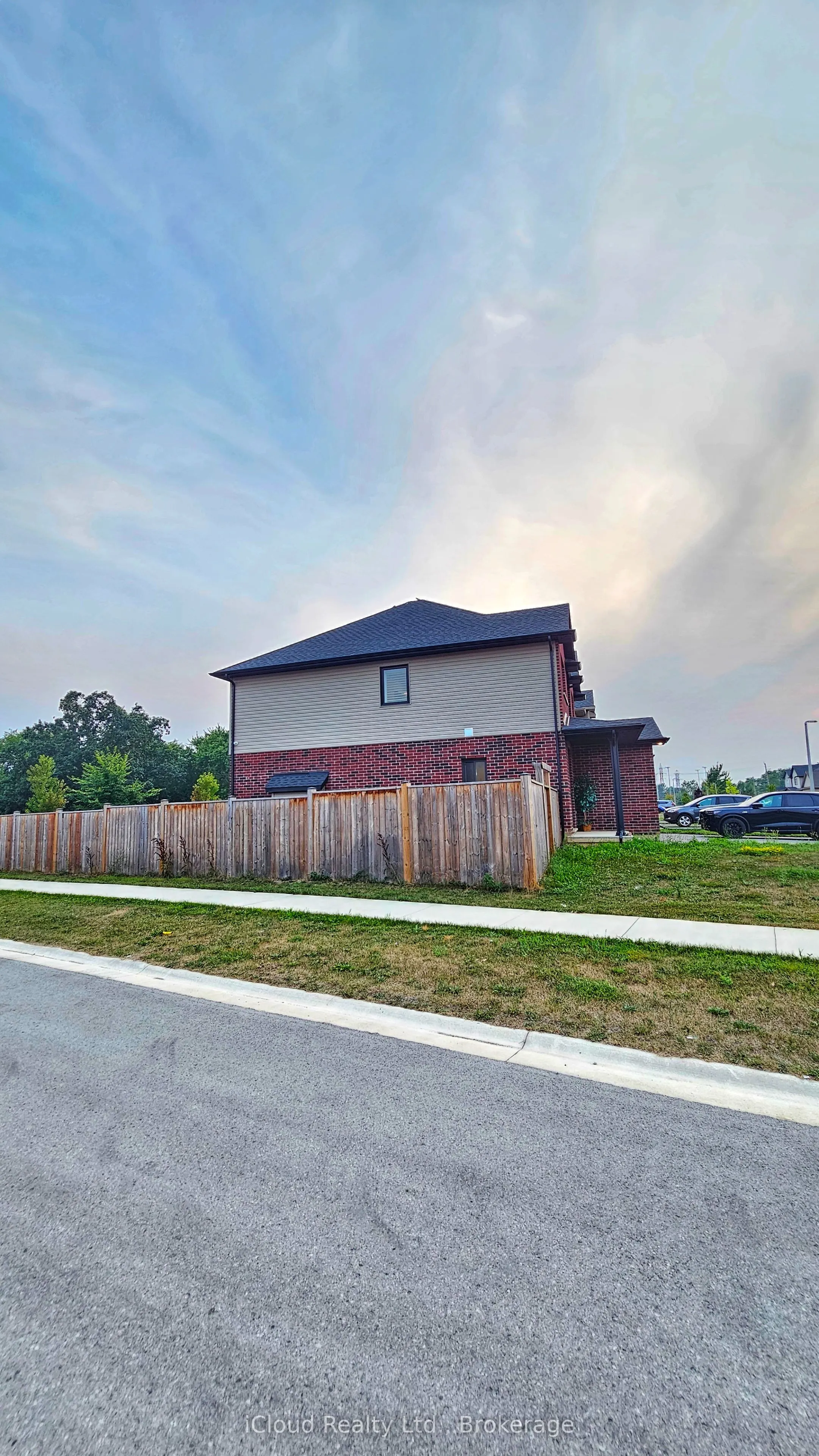 89 Laurent Avenue N