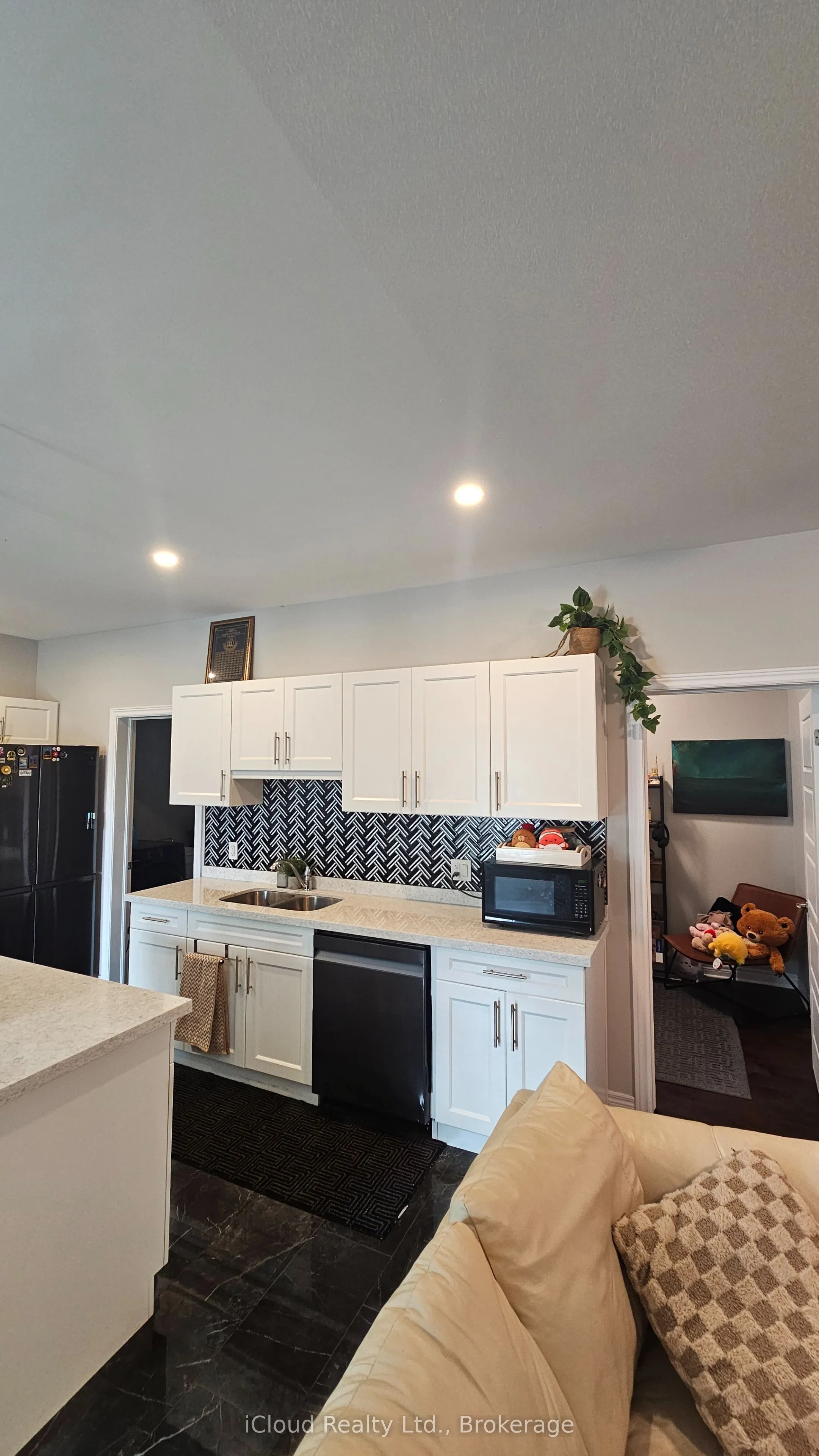 89 Laurent Avenue N