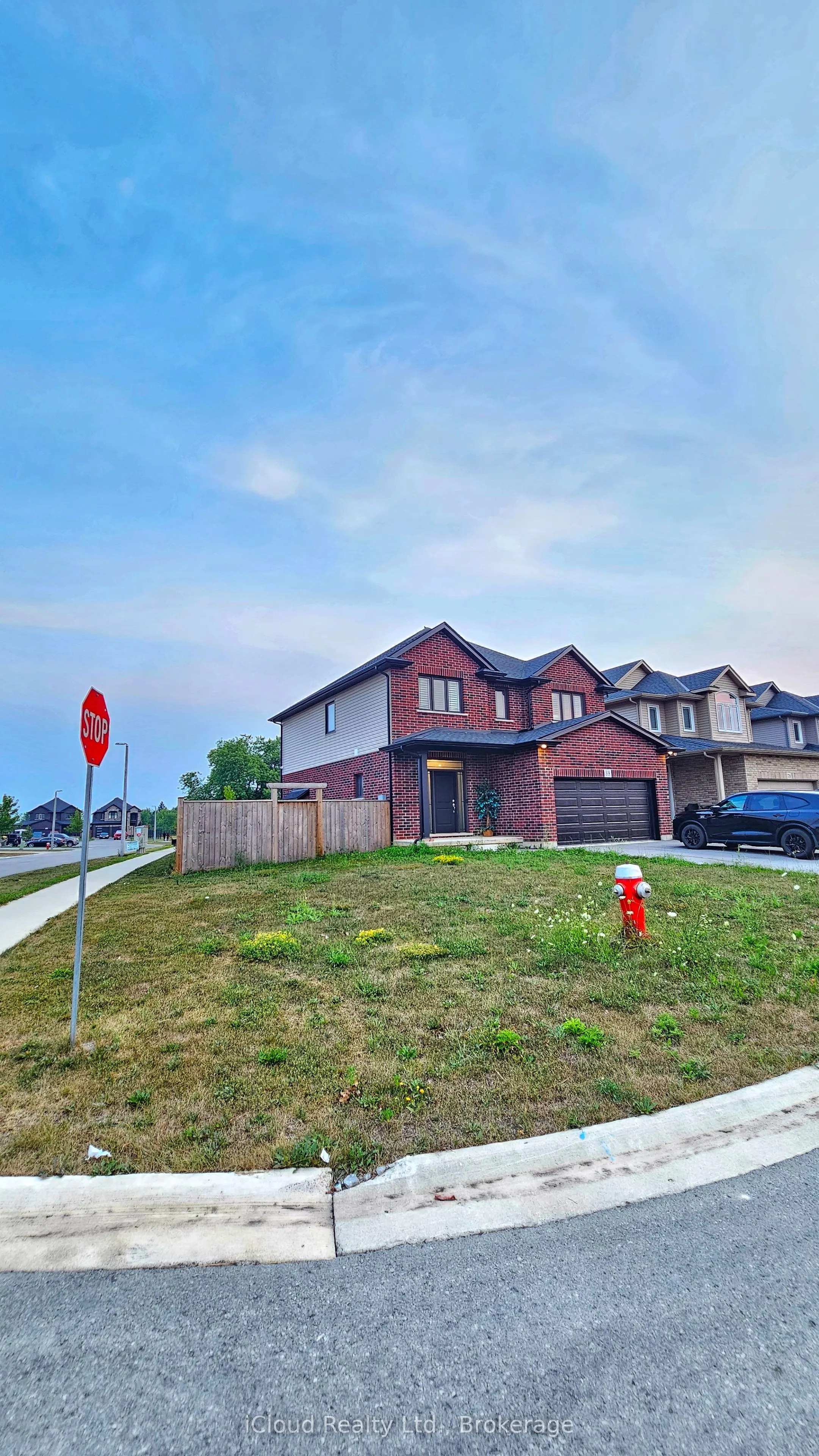 89 Laurent Avenue N