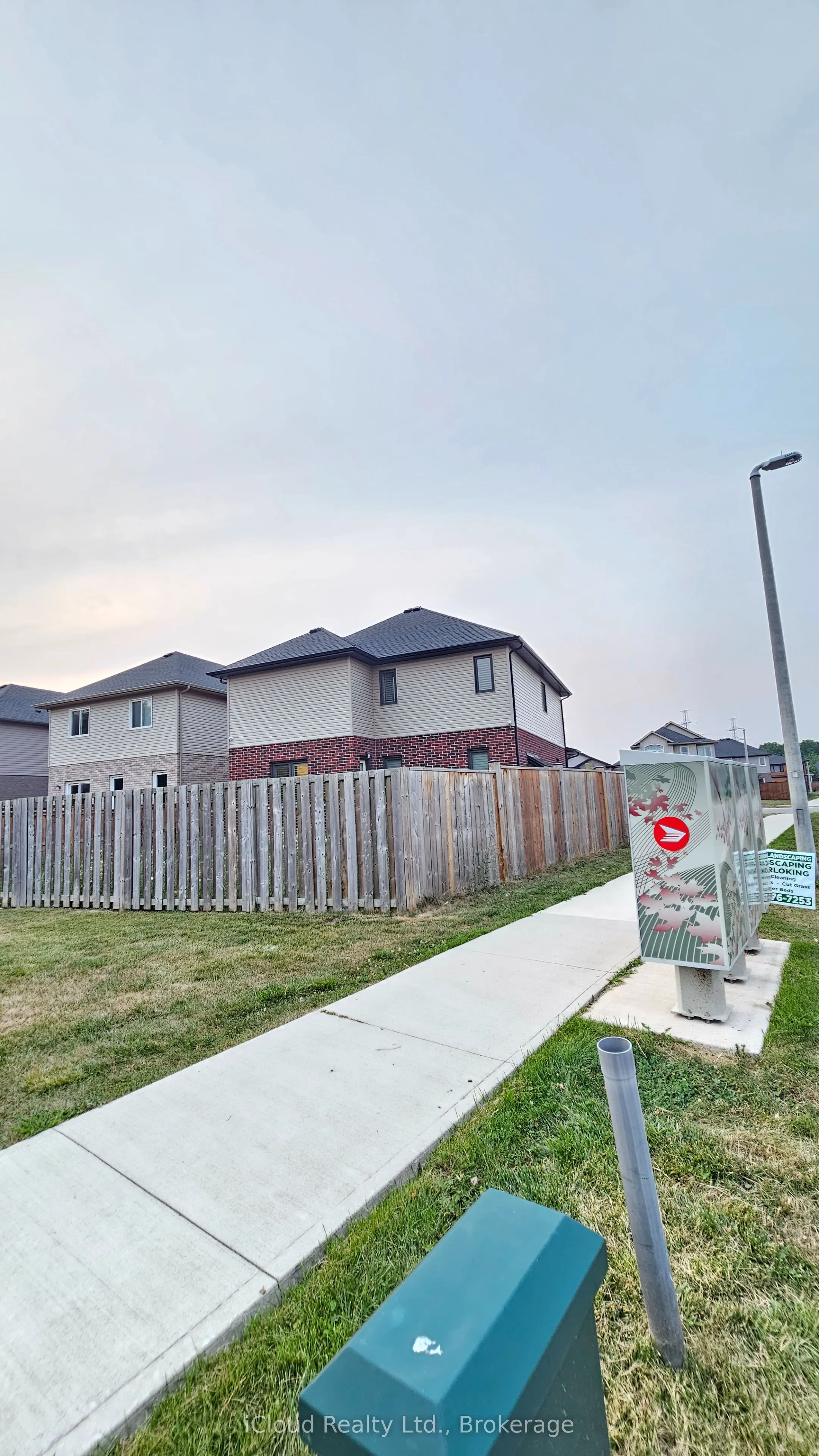 89 Laurent Avenue N