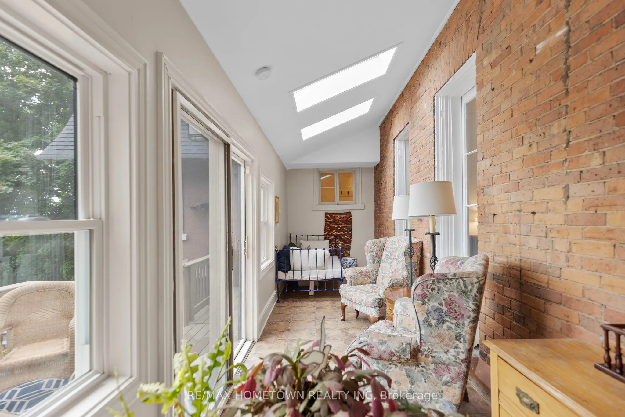 157 DIBBLE Street W