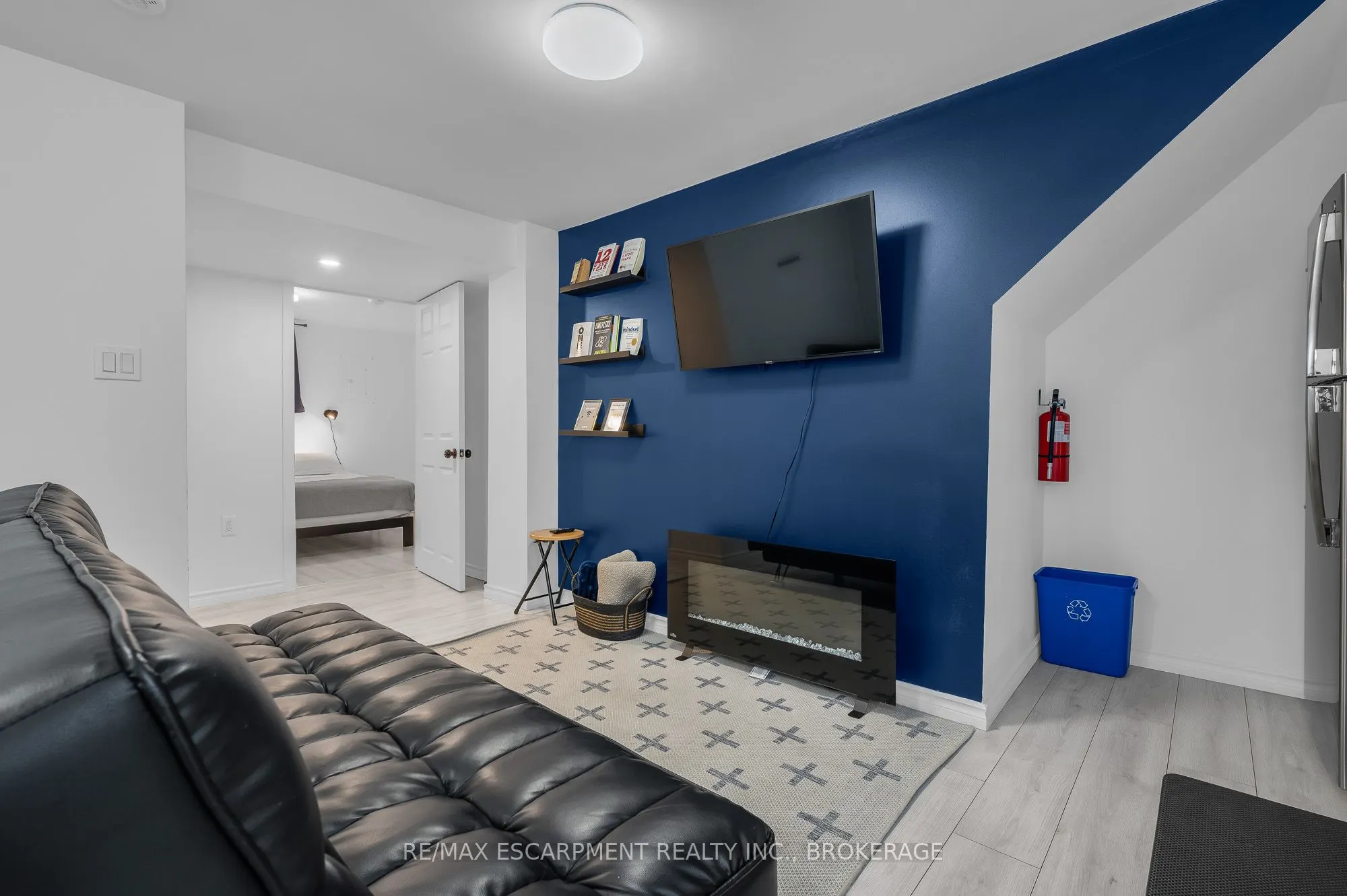 16 GOLDEN Boulevard E, #2