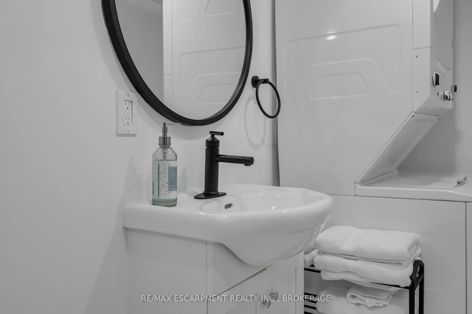 16 GOLDEN Boulevard E, #2