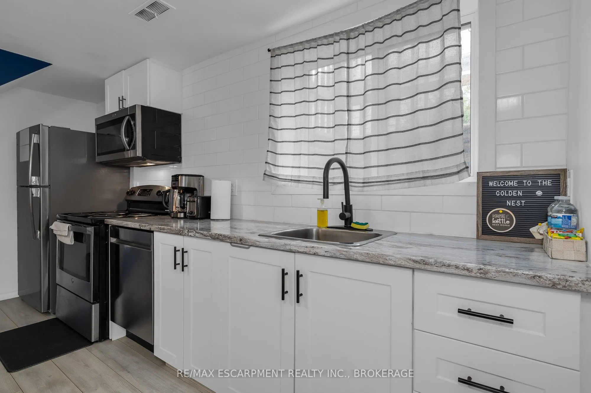 16 GOLDEN Boulevard E, #2