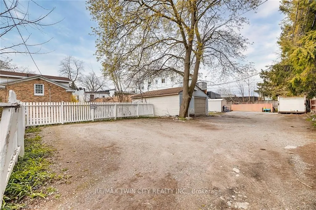 457 King Street E