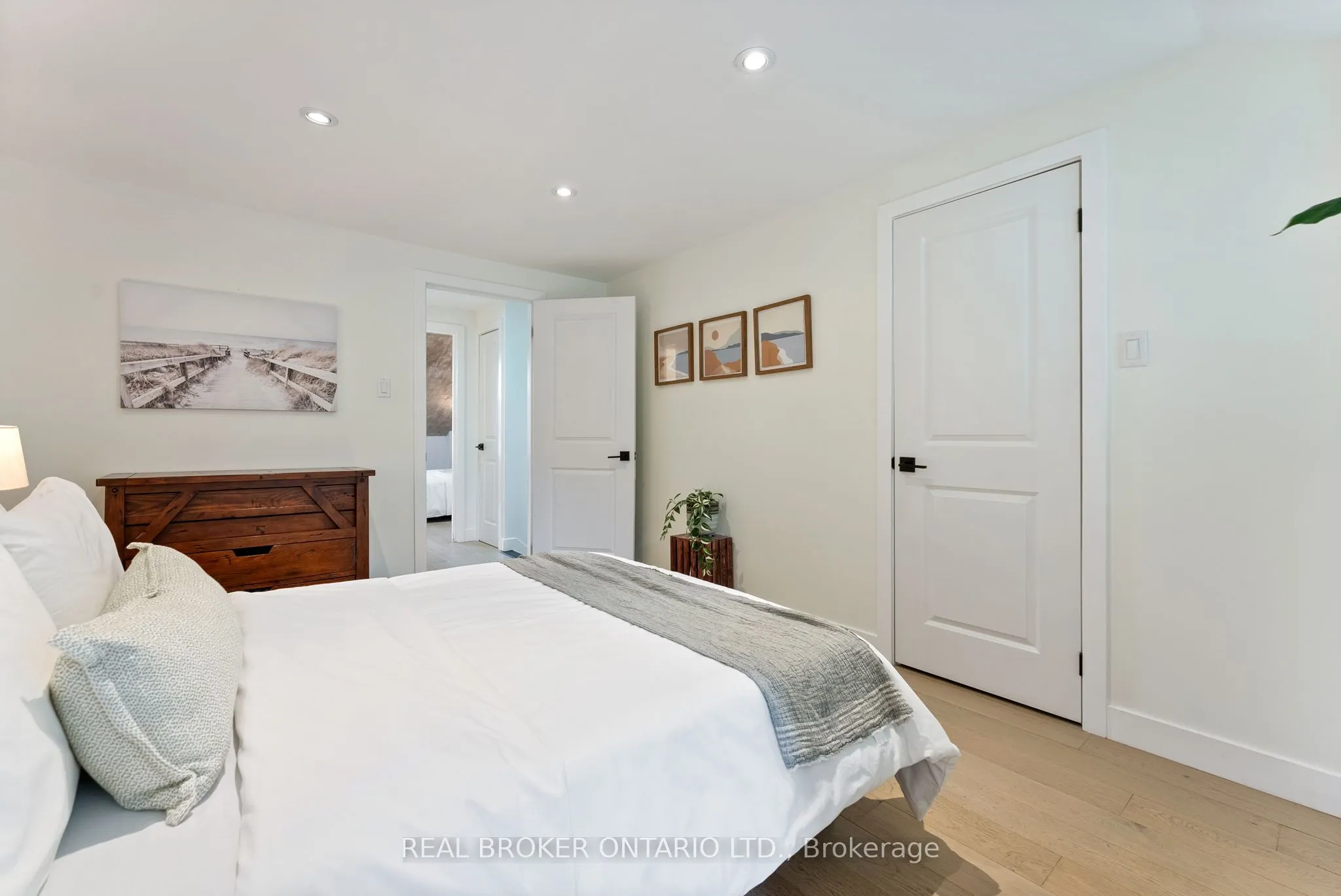 23 Macaulay Street W, #2