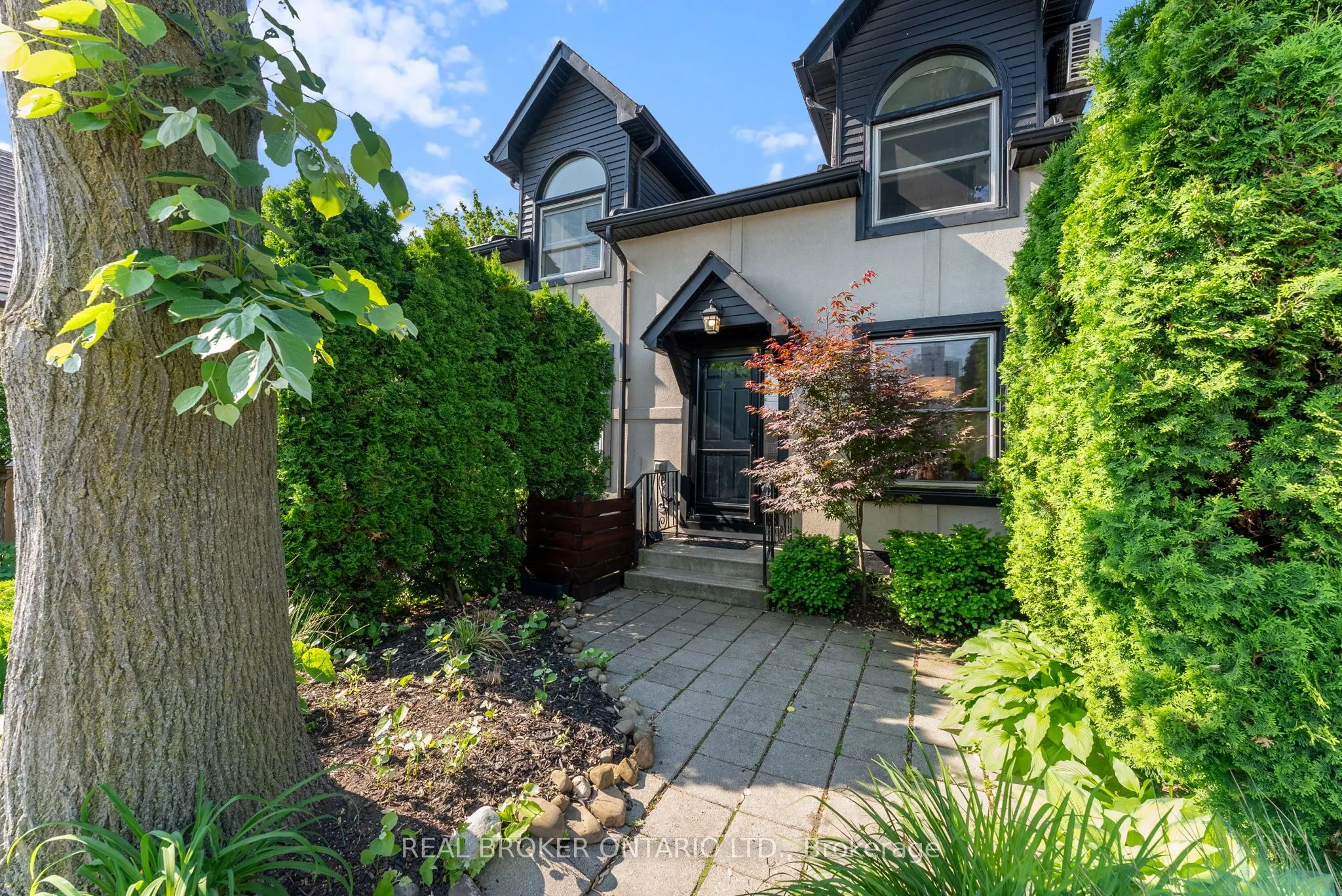23 Macaulay Street W, #2