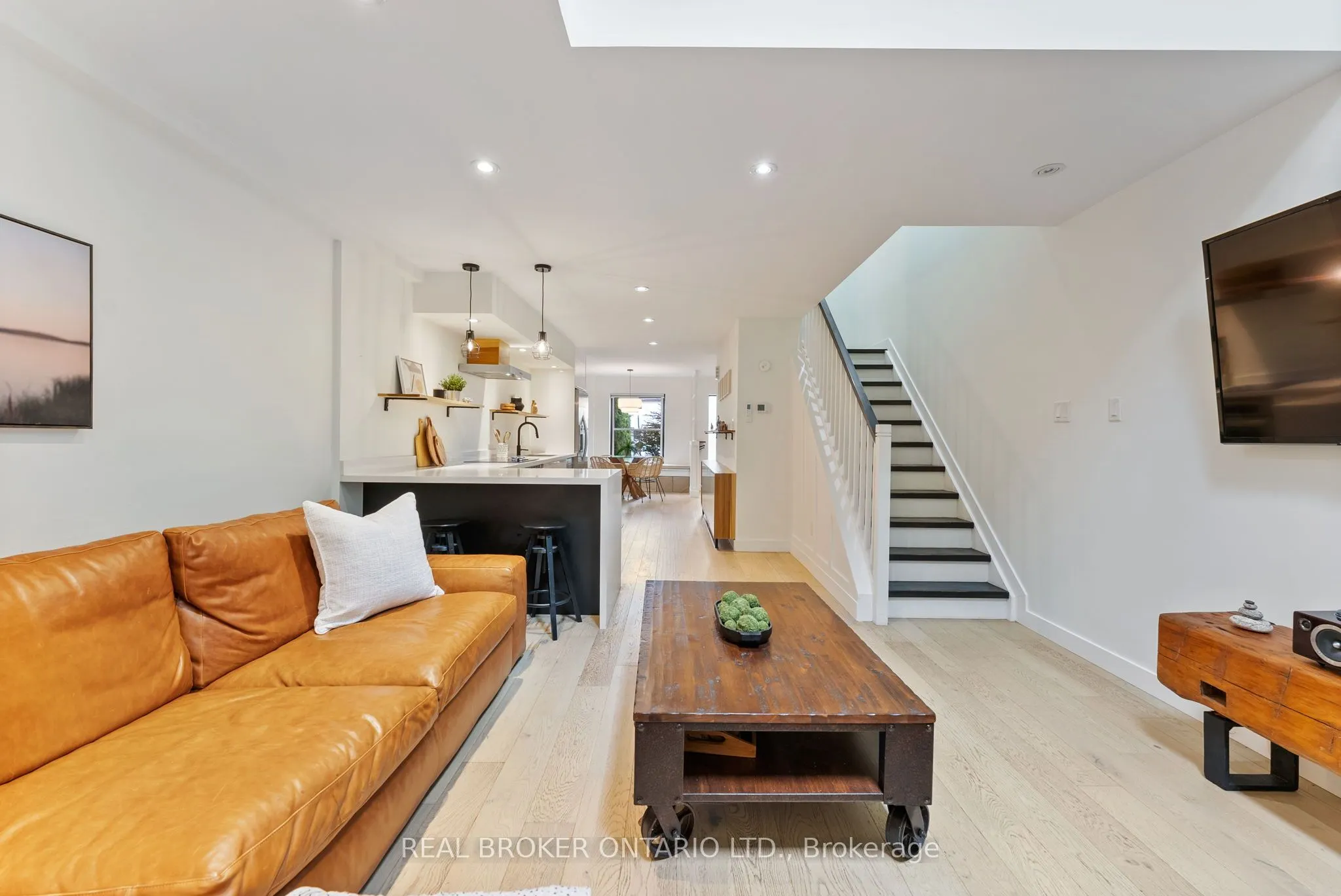 23 Macaulay Street W, #2