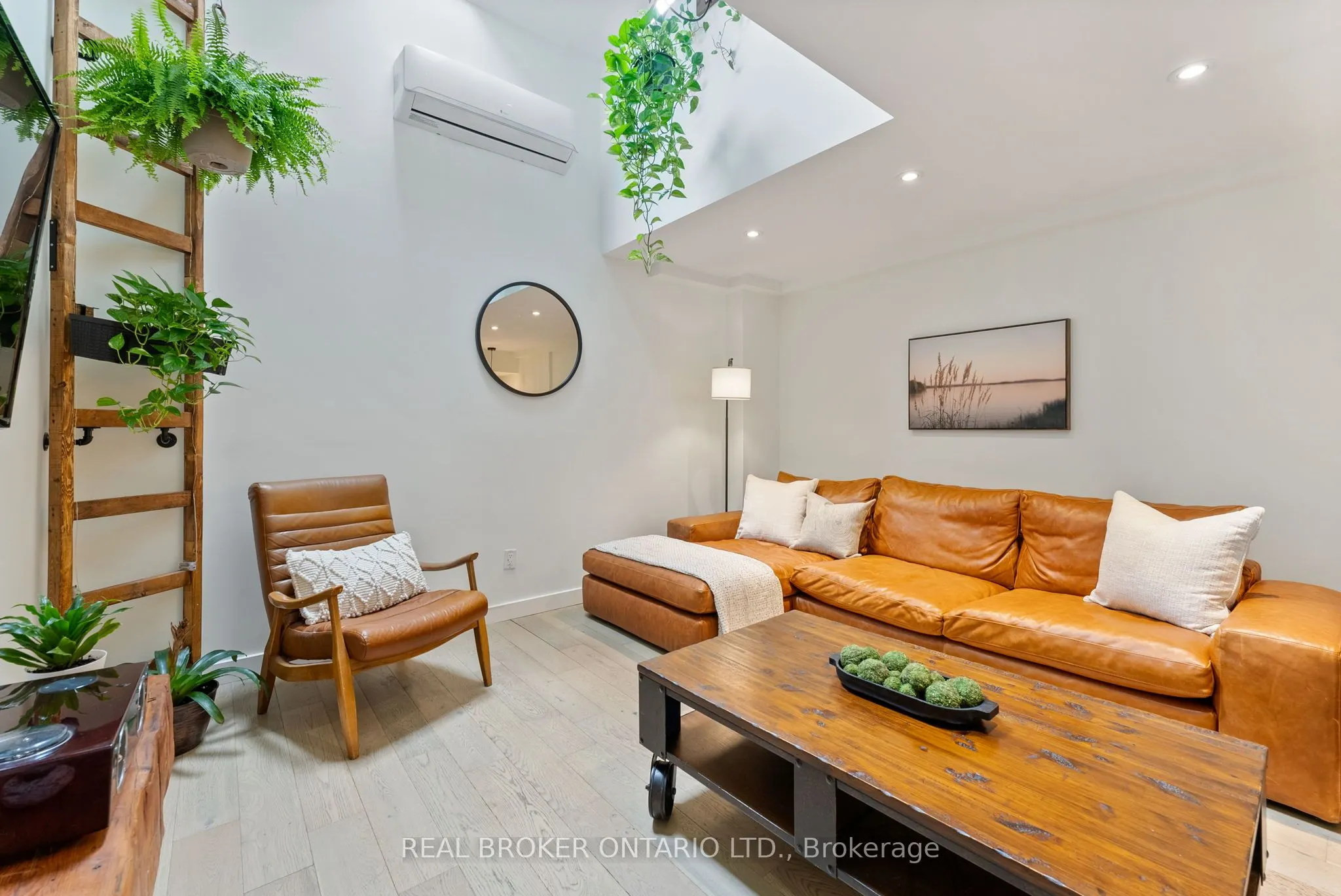23 Macaulay Street W, #2