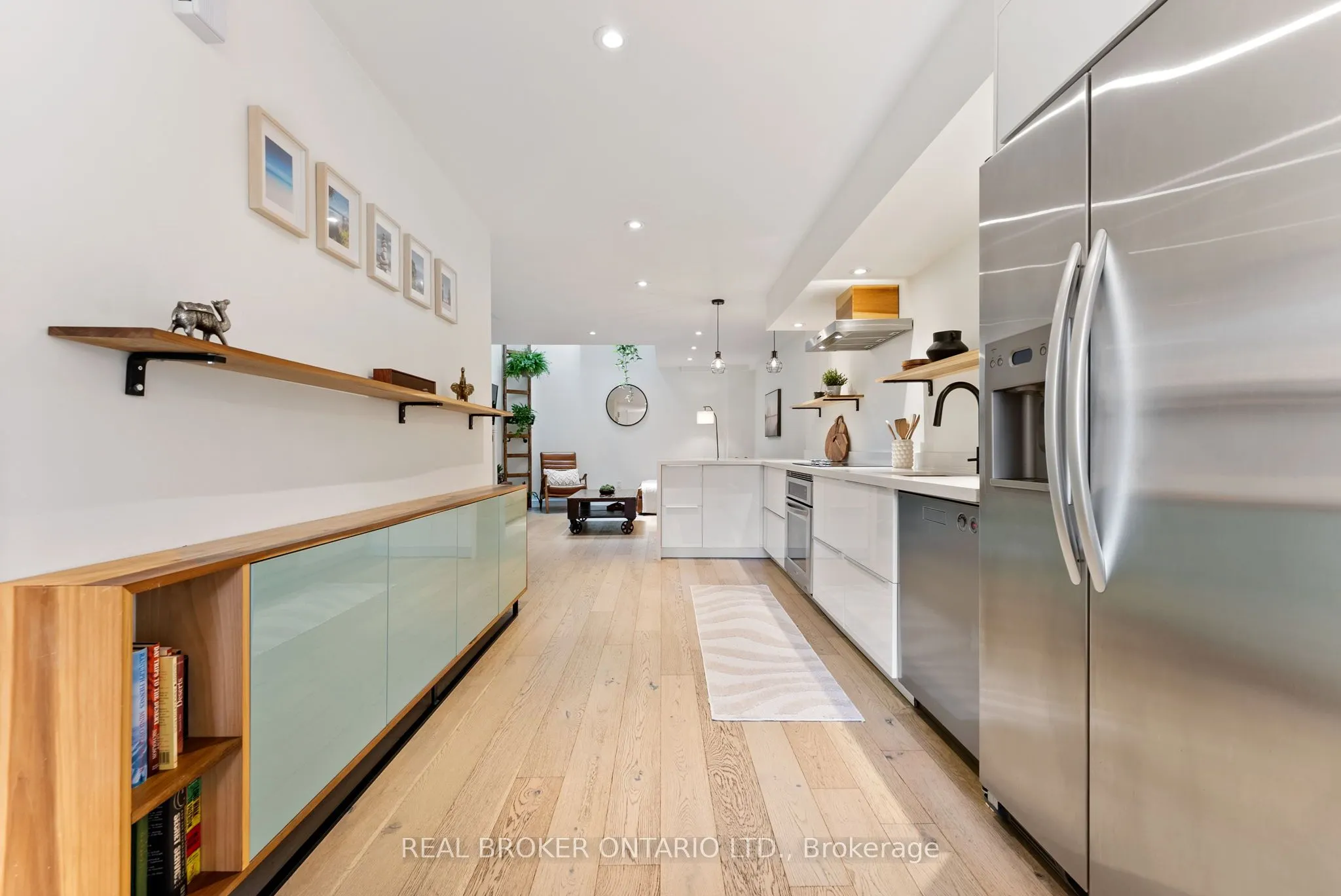 23 Macaulay Street W, #2