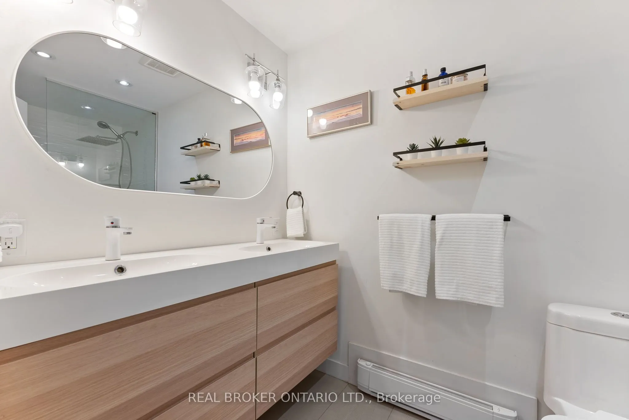 23 Macaulay Street W, #2