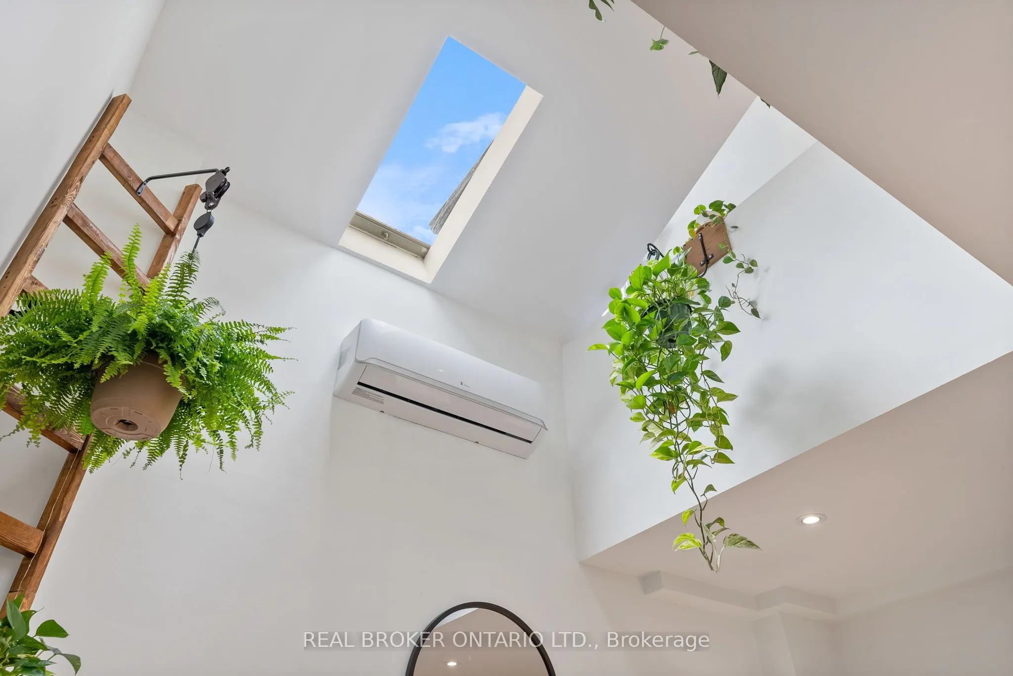 23 Macaulay Street W, #2