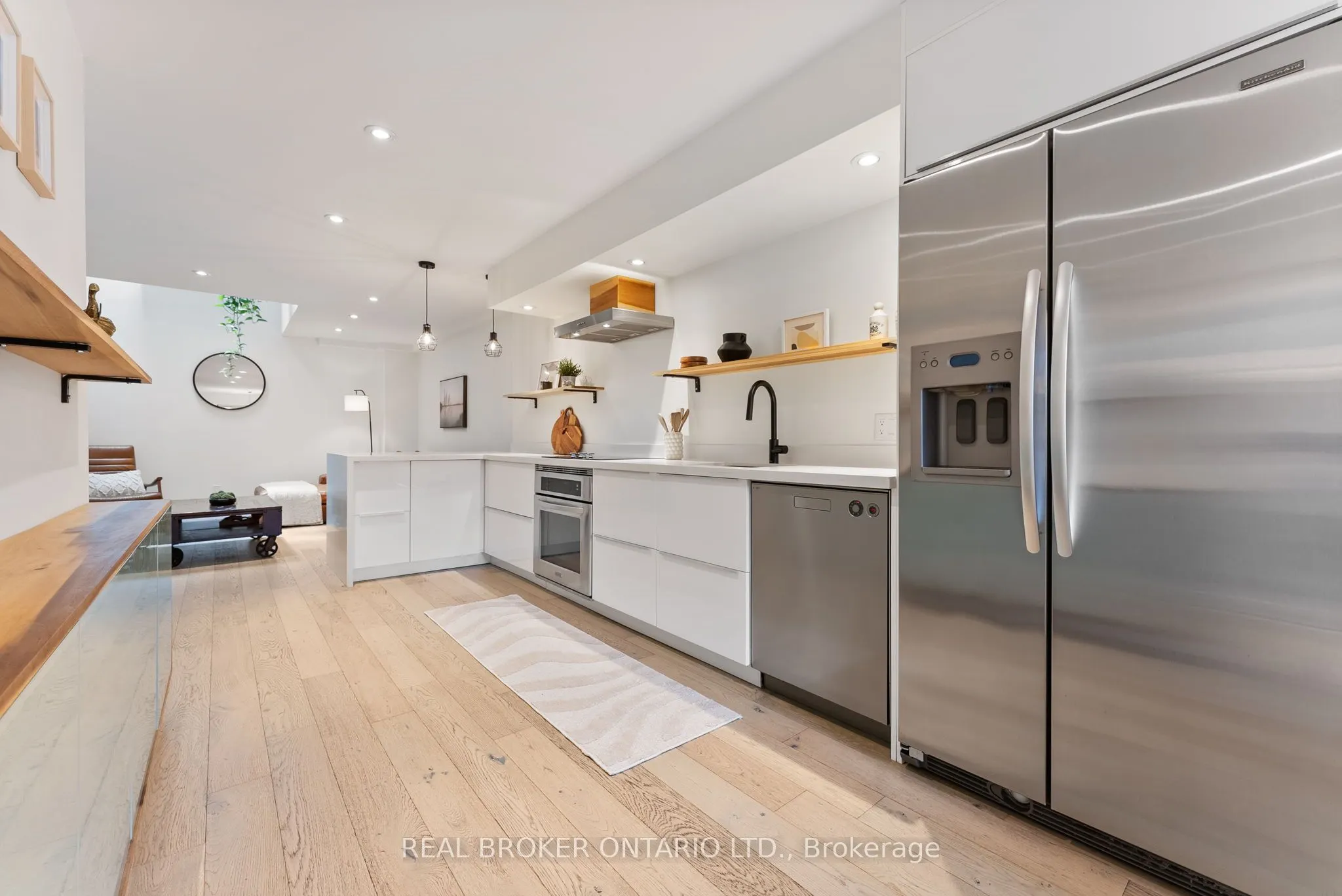23 Macaulay Street W, #2