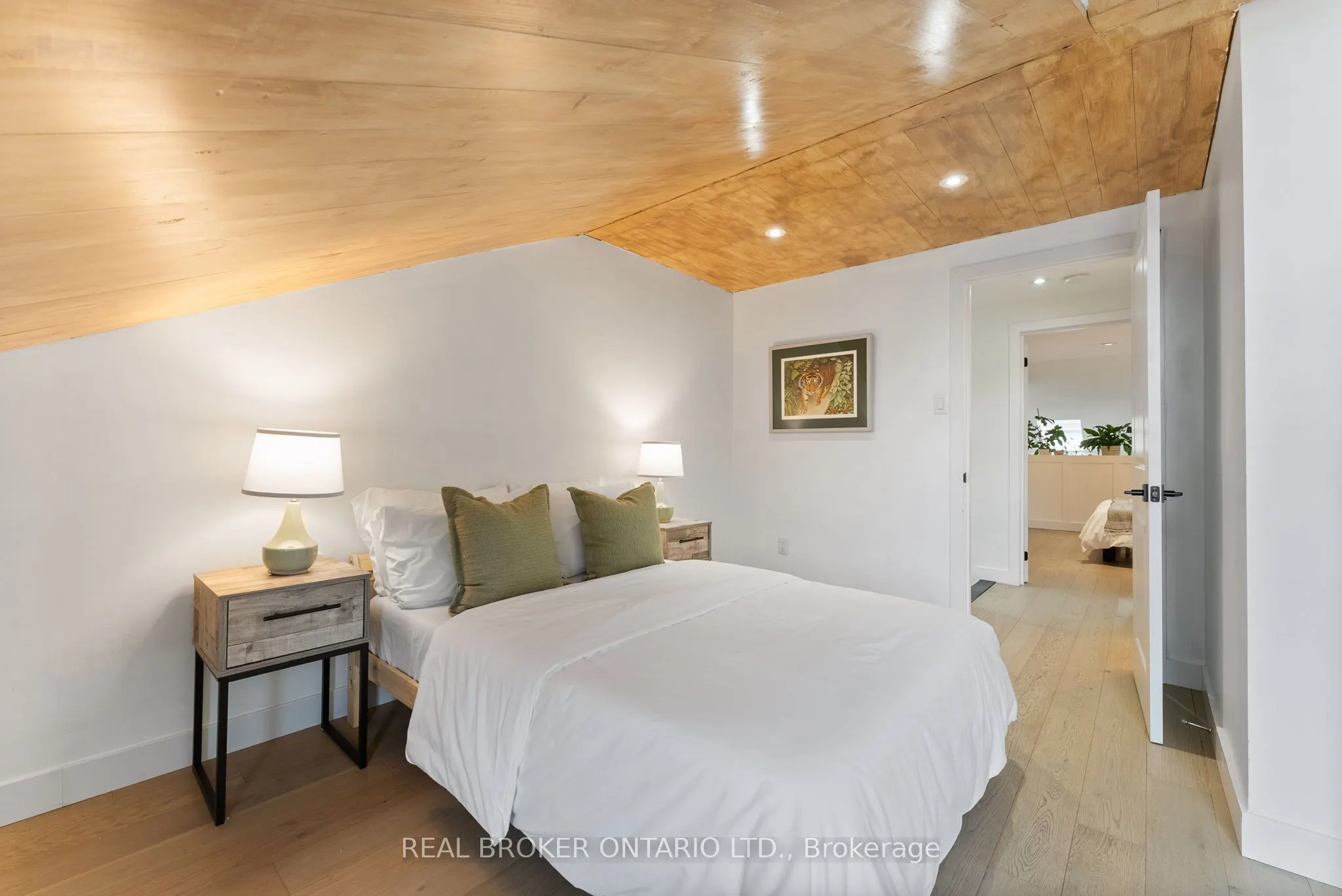 23 Macaulay Street W, #2