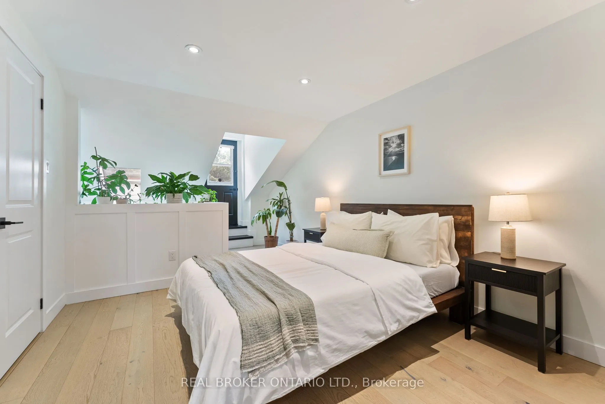 23 Macaulay Street W, #2