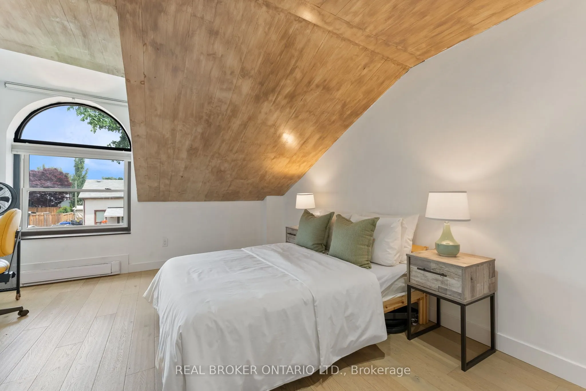 23 Macaulay Street W, #2