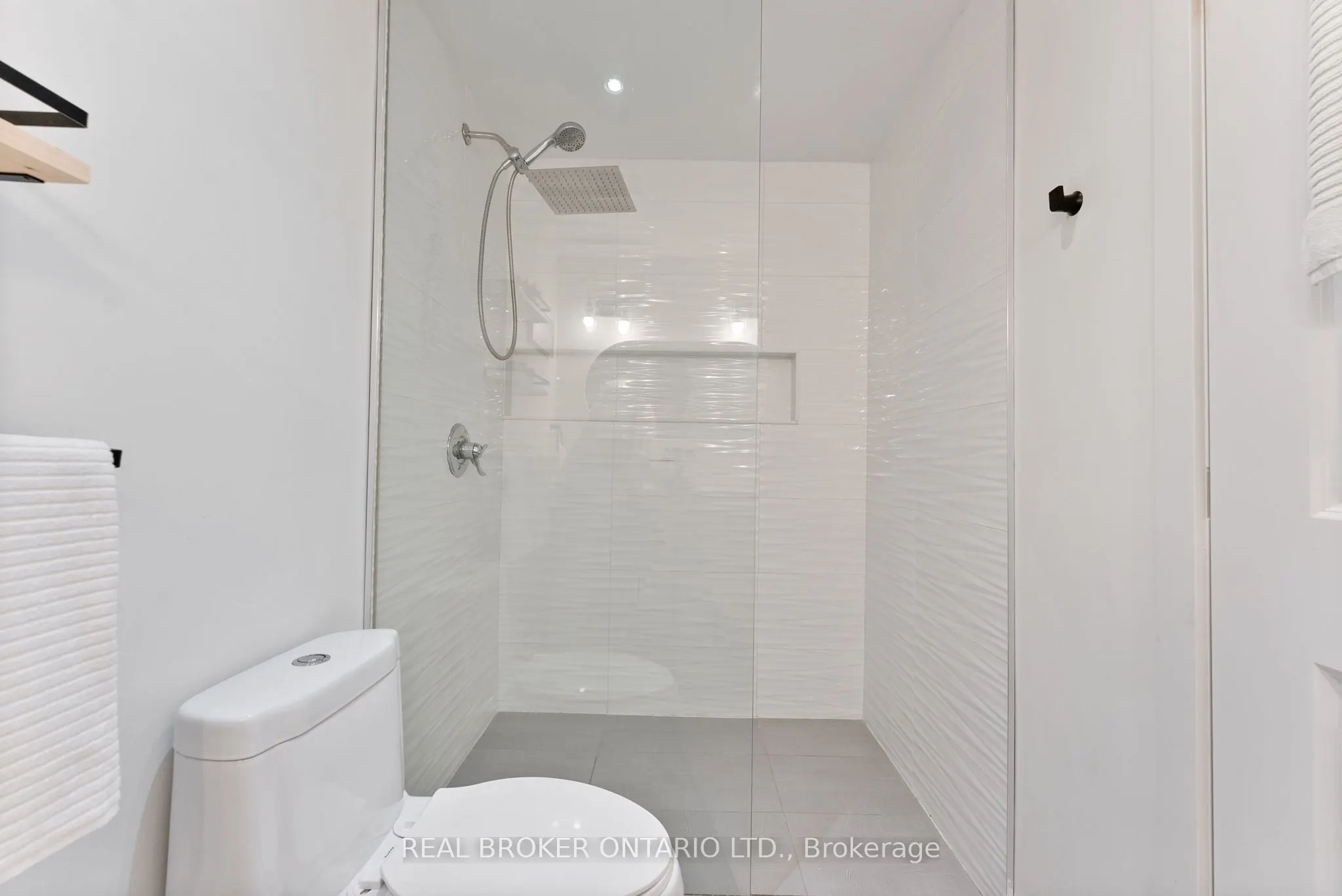 23 Macaulay Street W, #2