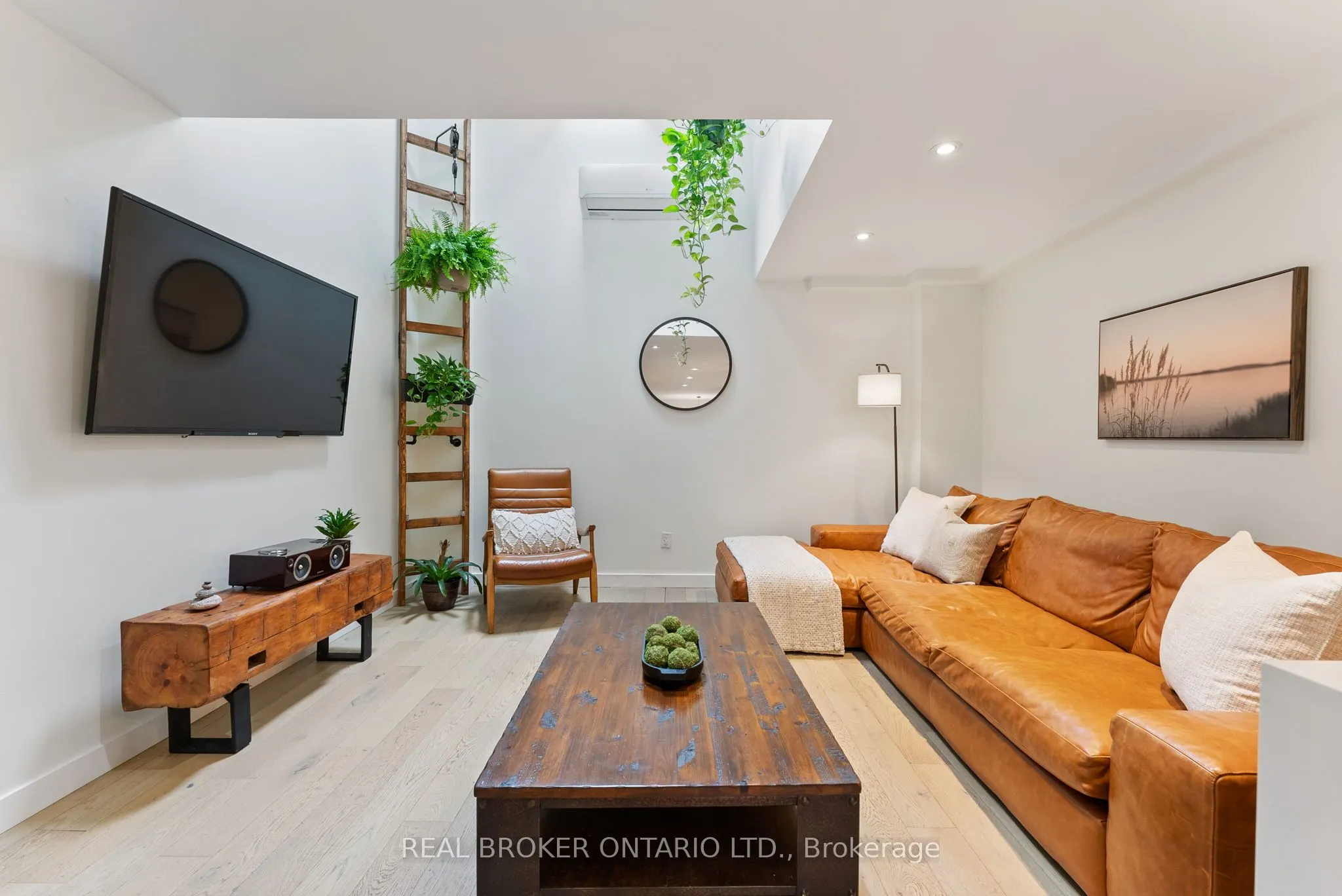 23 Macaulay Street W, #2