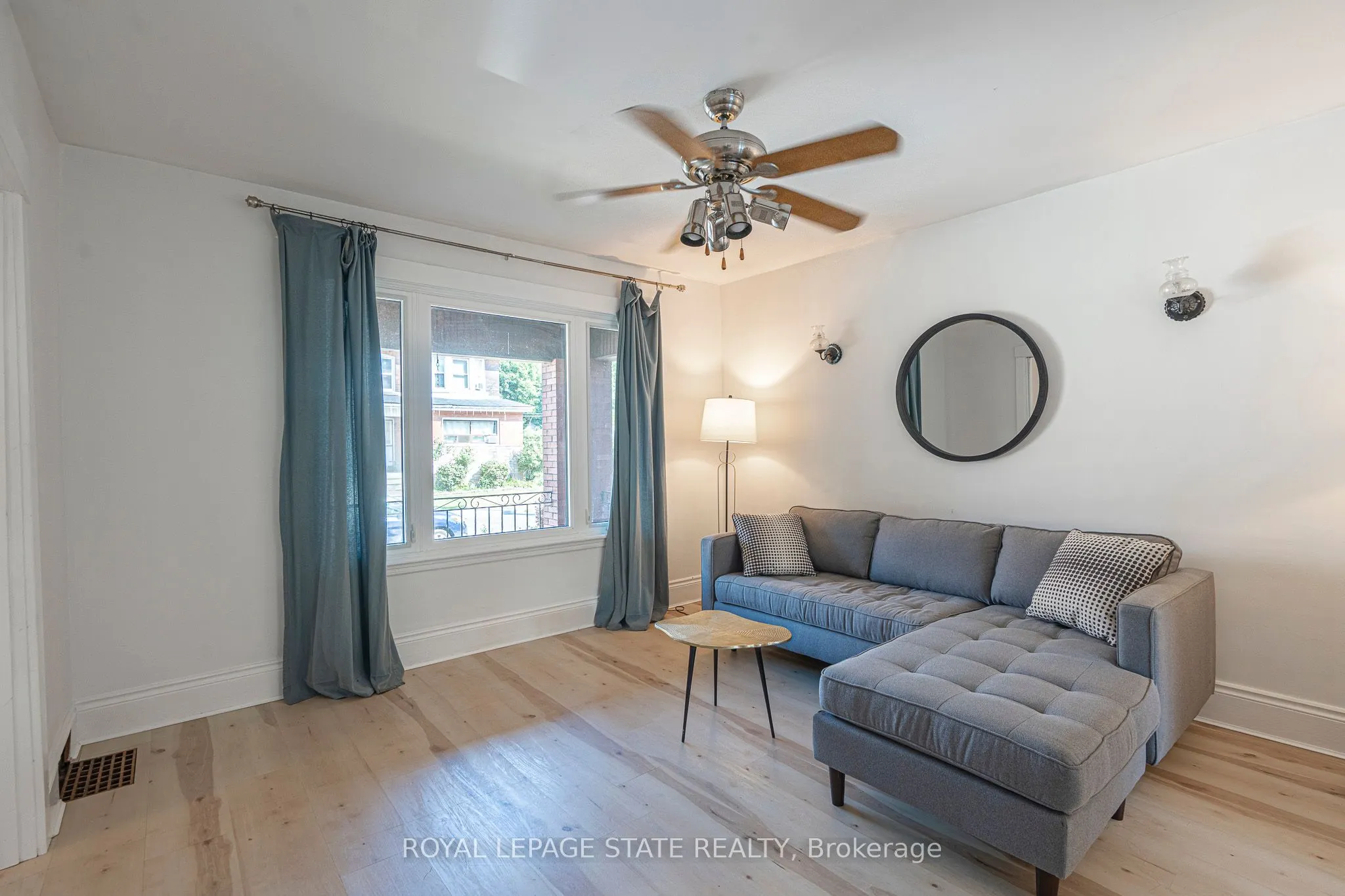 36 Spadina Avenue