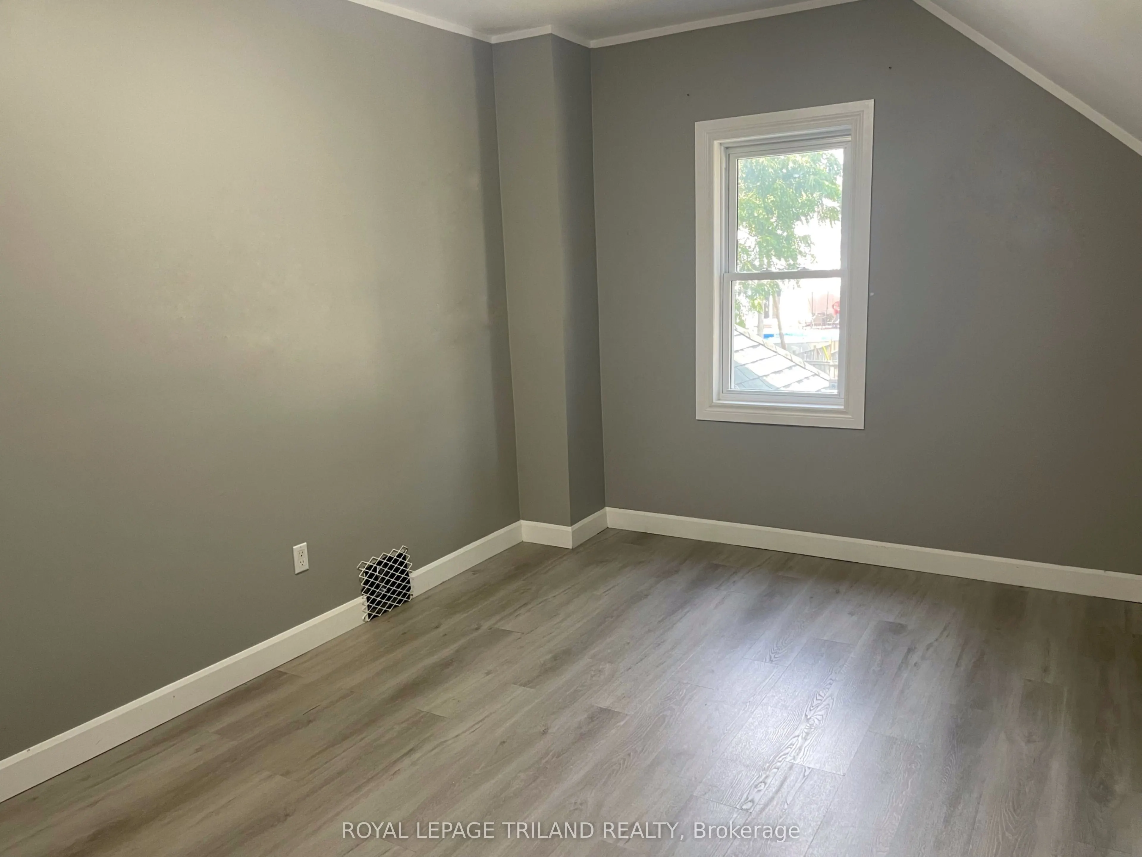 245 SYDENHAM Street E
