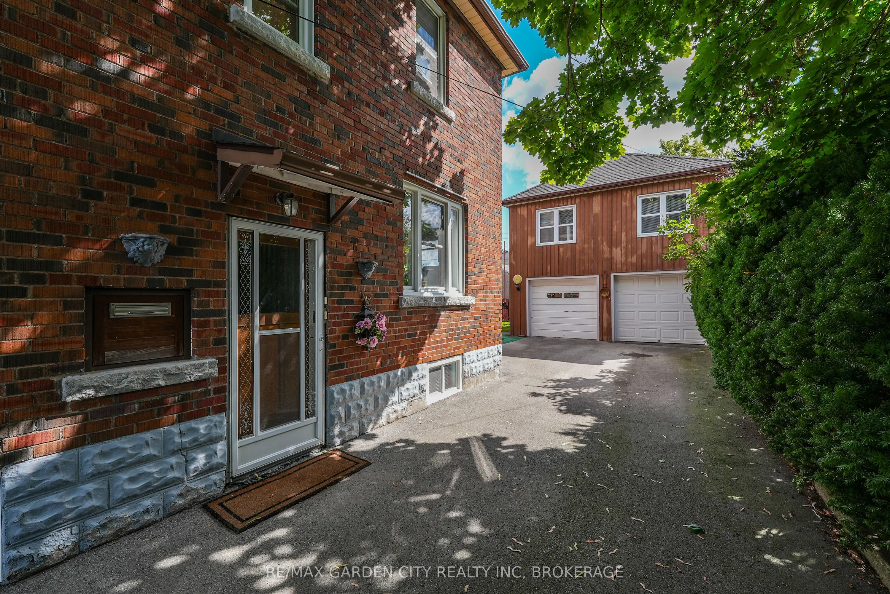 248 Wallace Avenue S