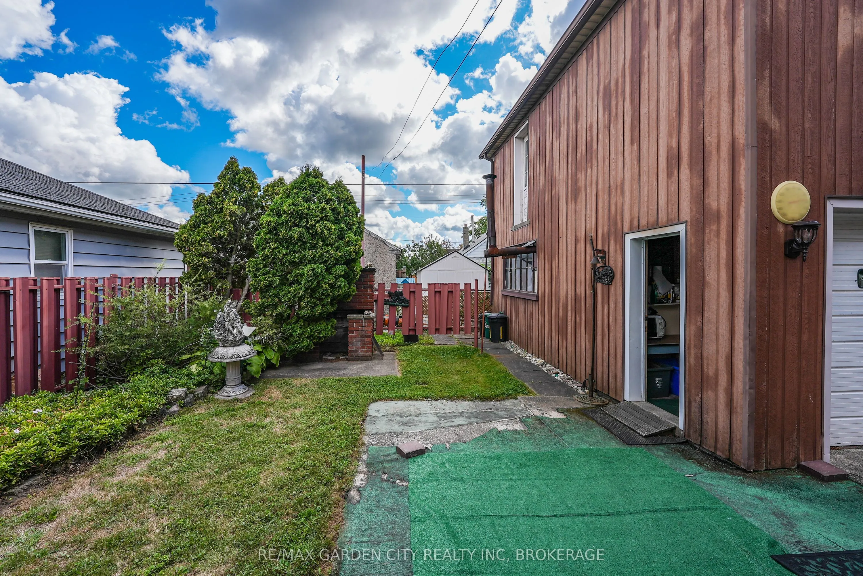 248 Wallace Avenue S