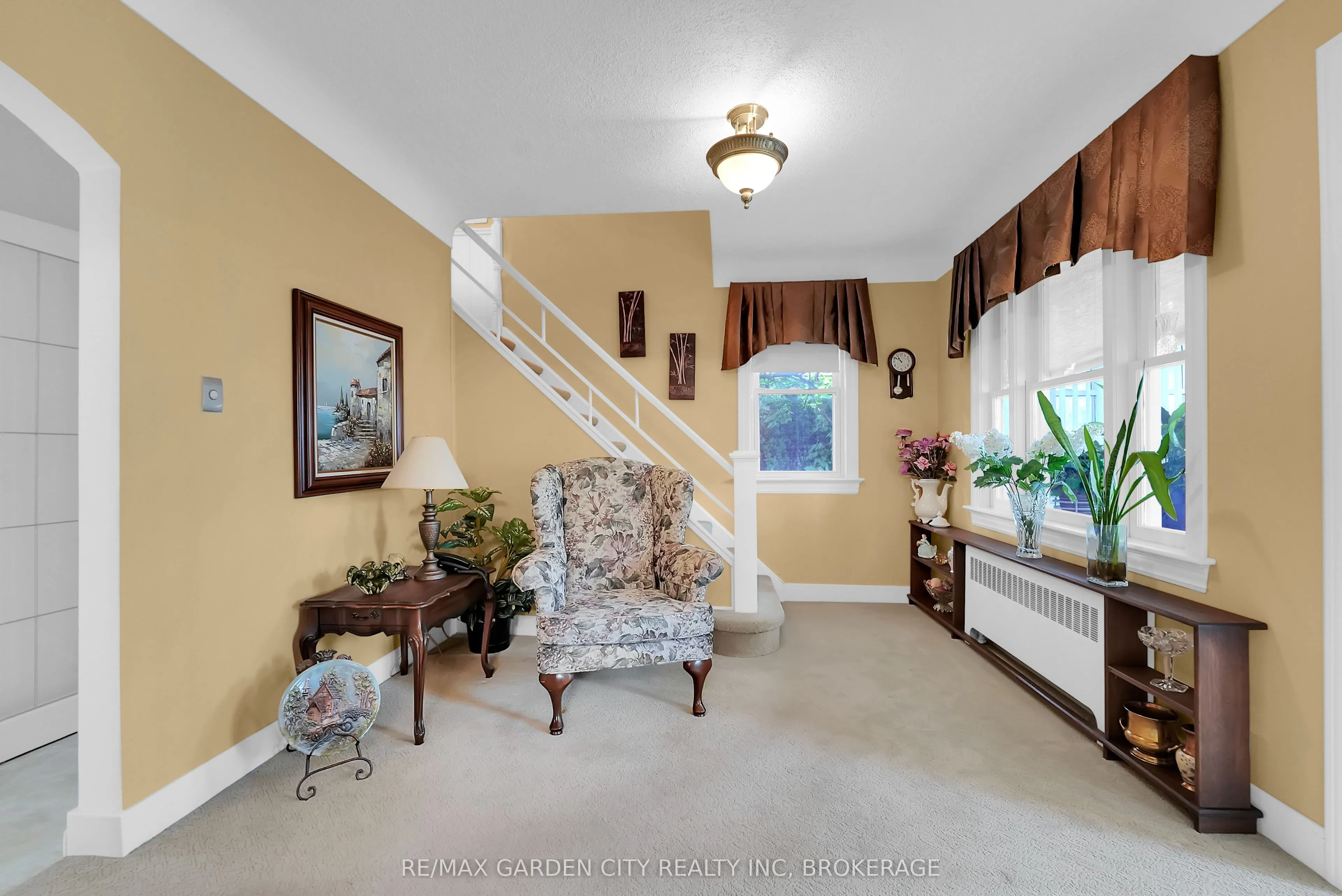 248 Wallace Avenue S
