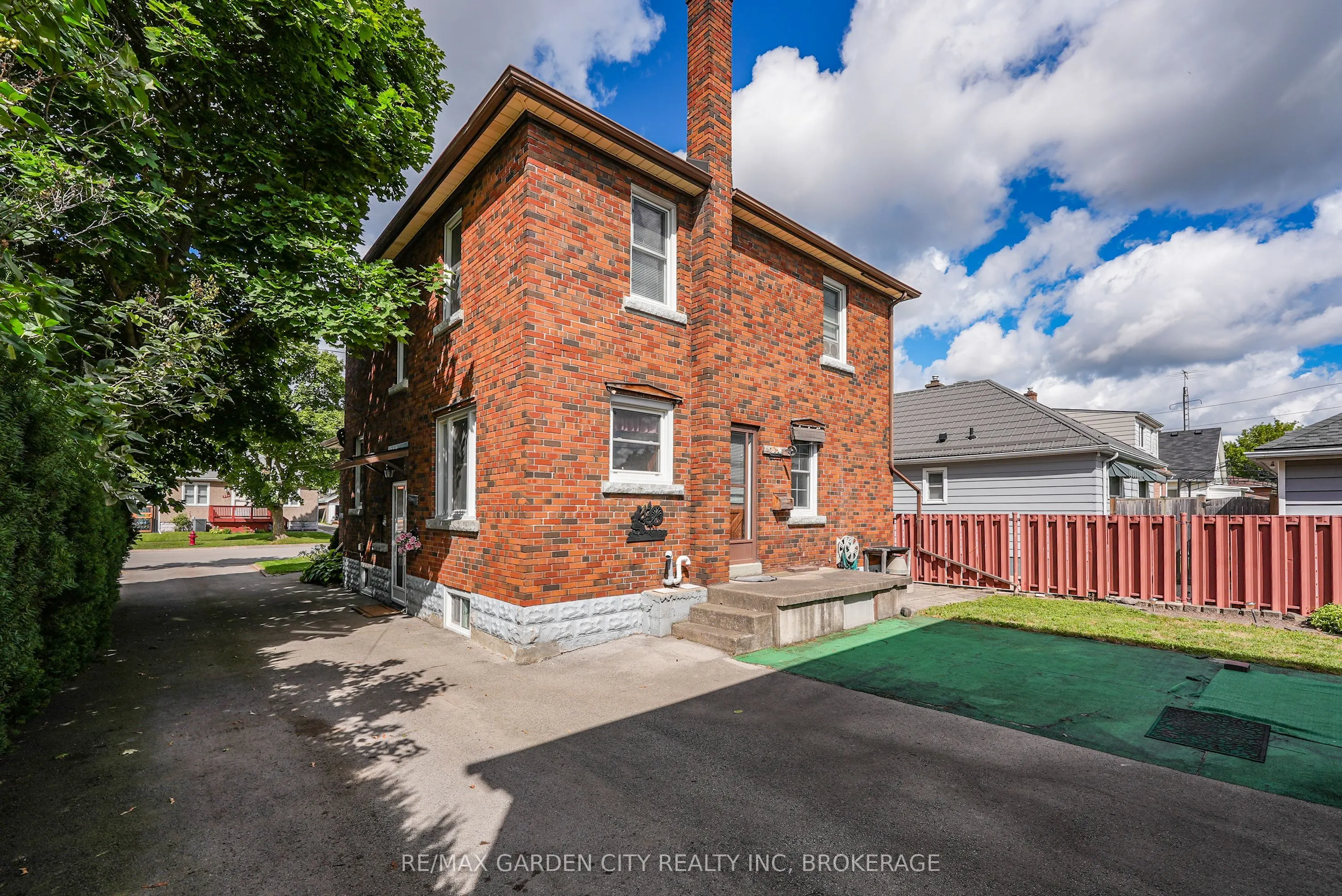248 Wallace Avenue S