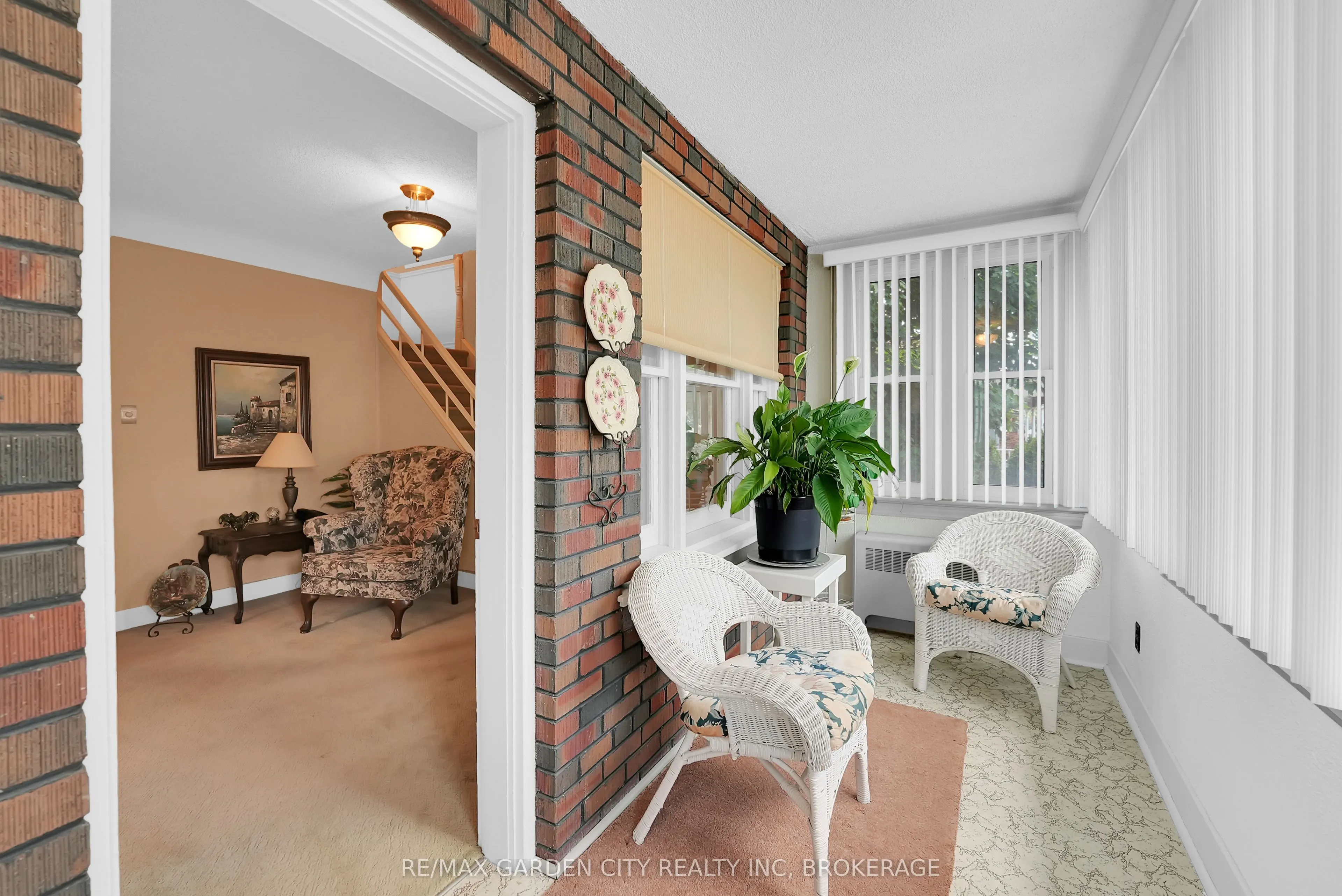 248 Wallace Avenue S
