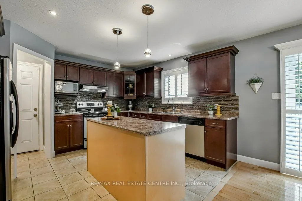 17 Deaken Drive