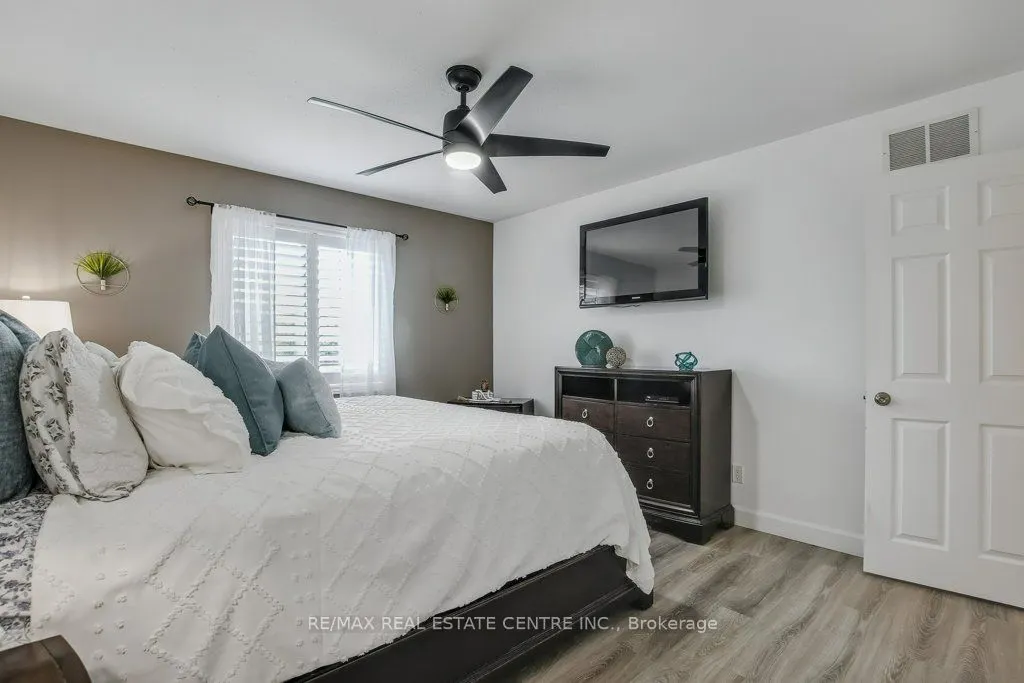 17 Deaken Drive