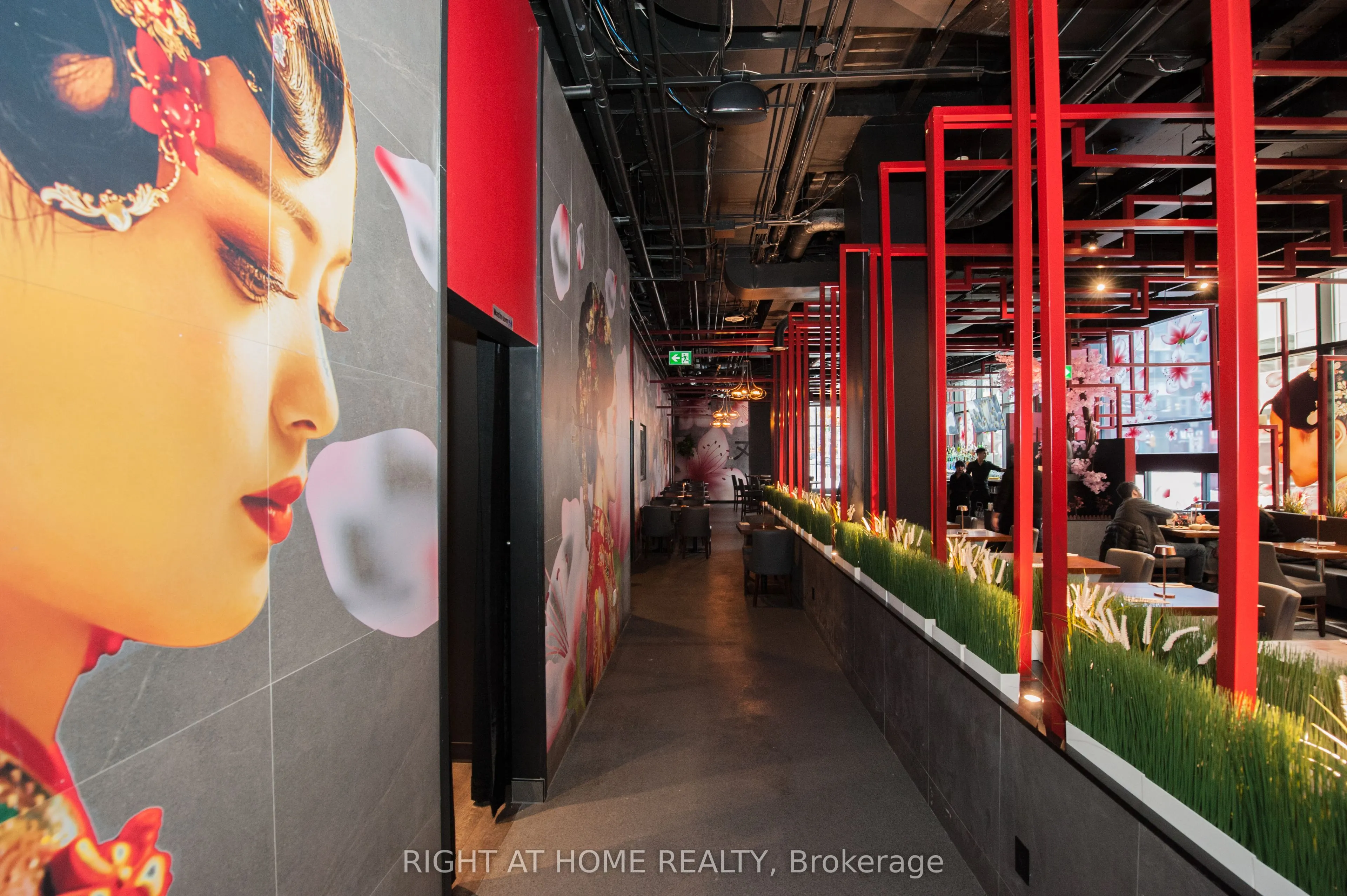 305 King Street W, #102