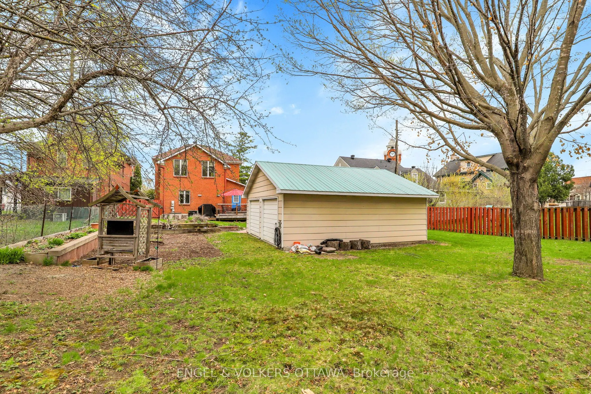 190 John Street N