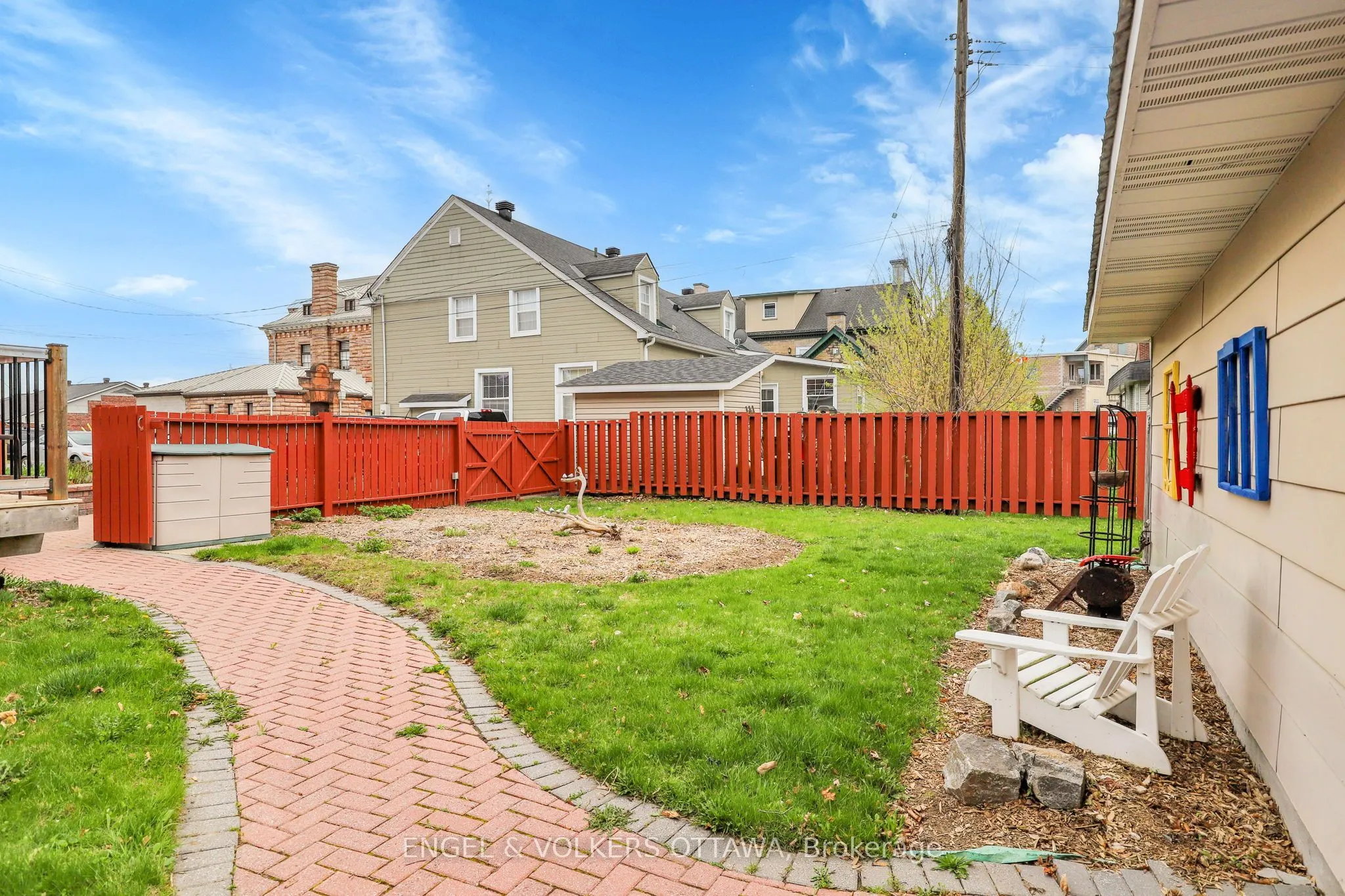 190 John Street N