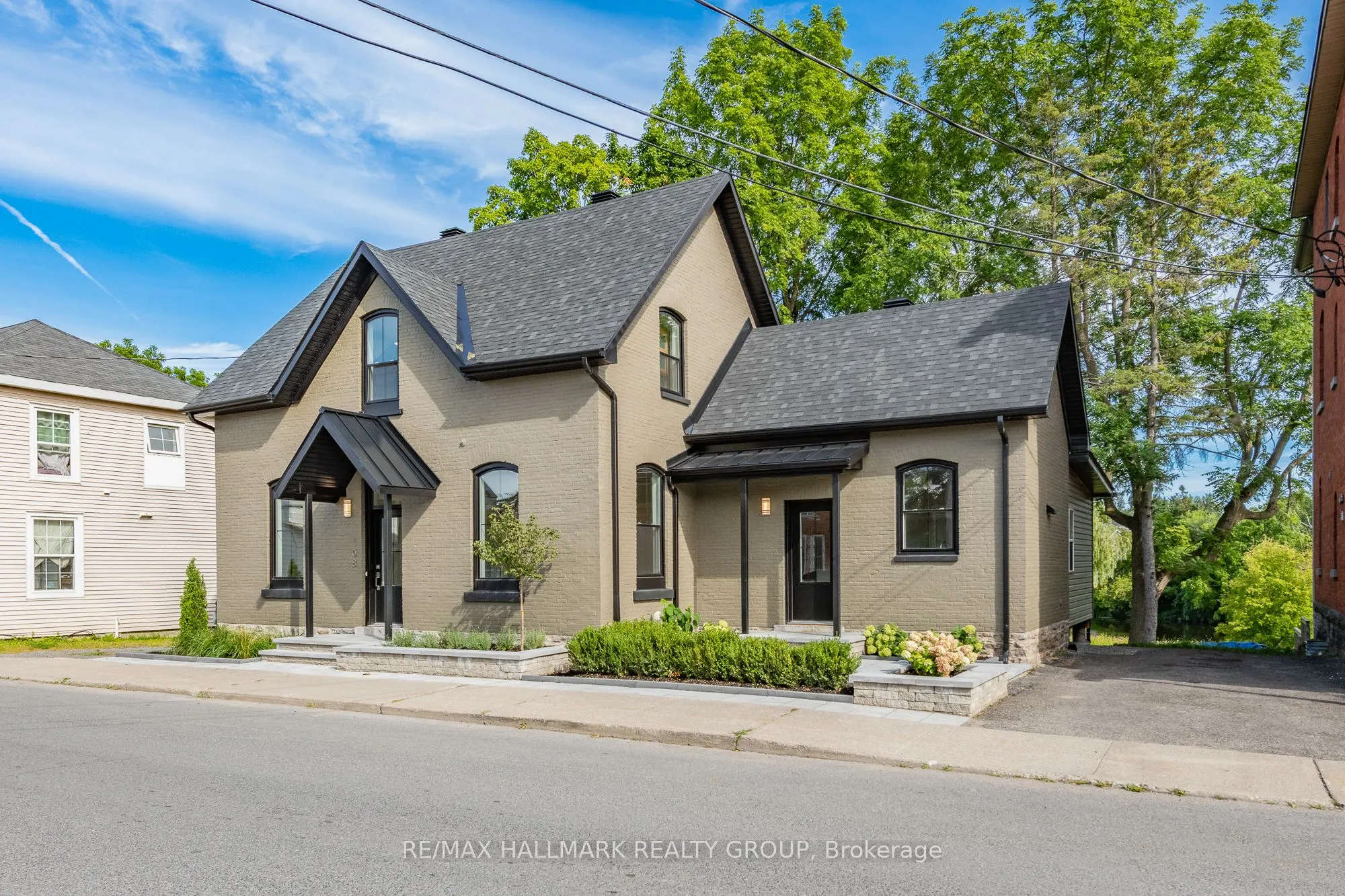 108 Clothier Street E