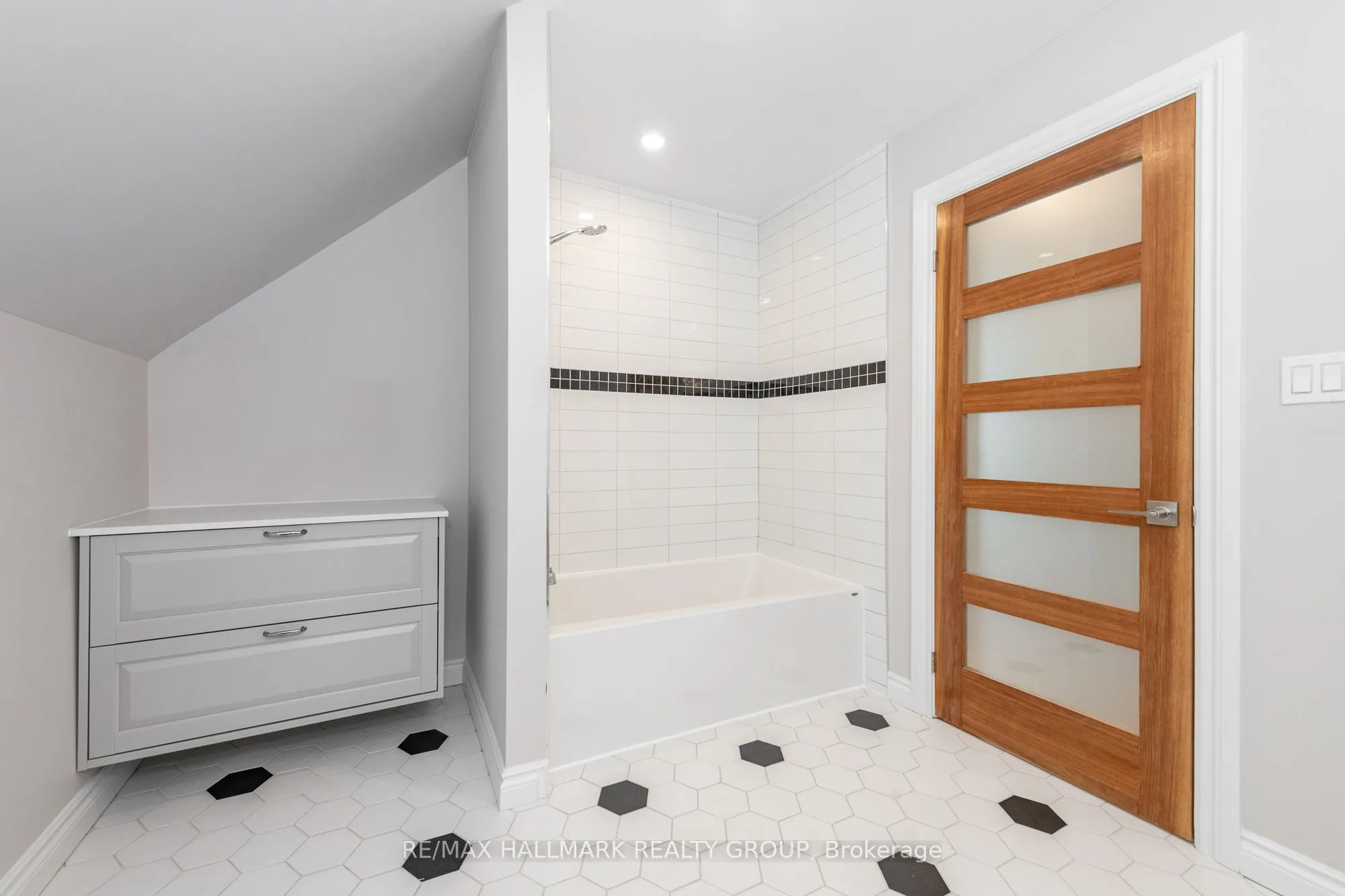 108 Clothier Street E