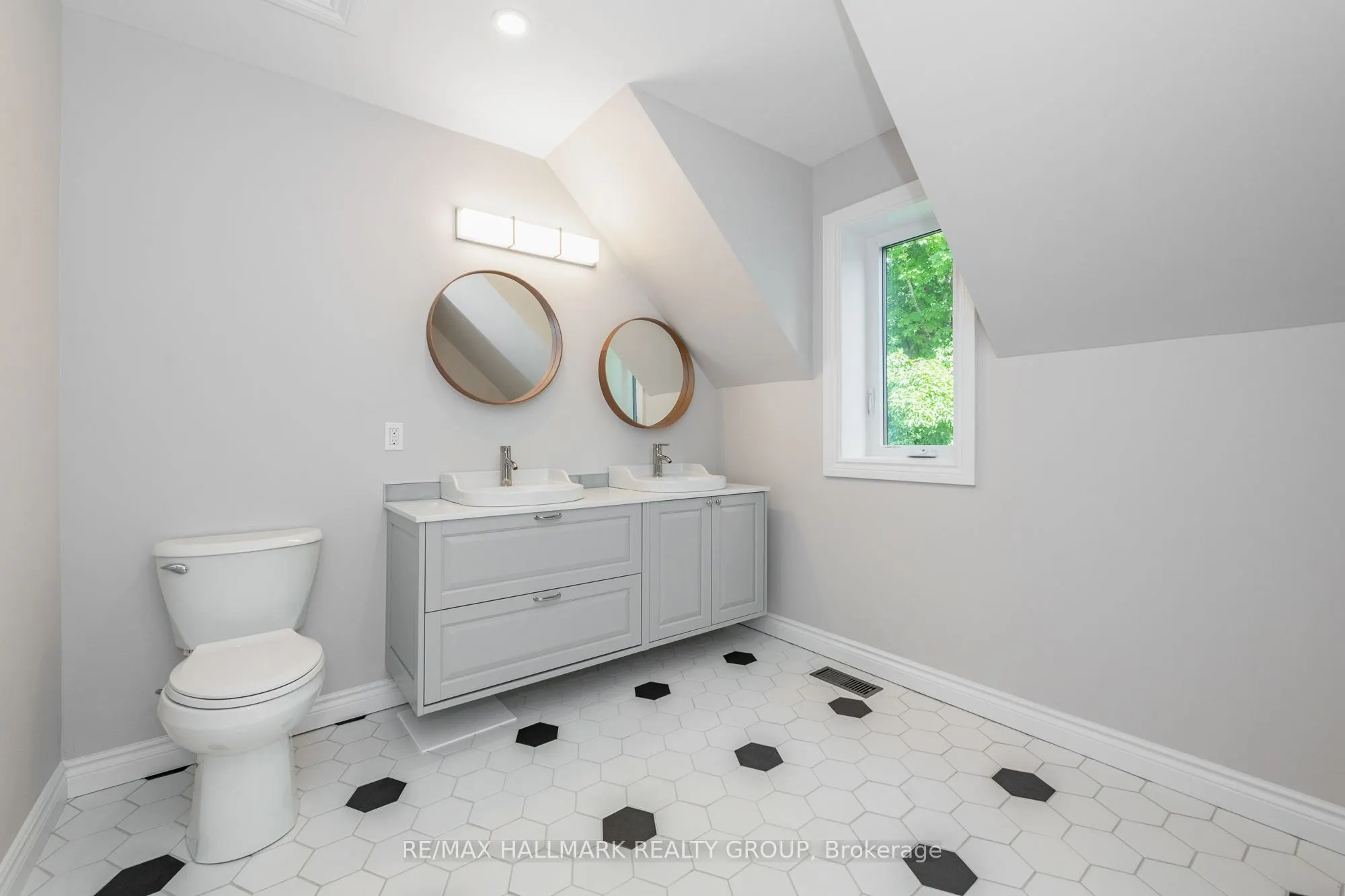 108 Clothier Street E