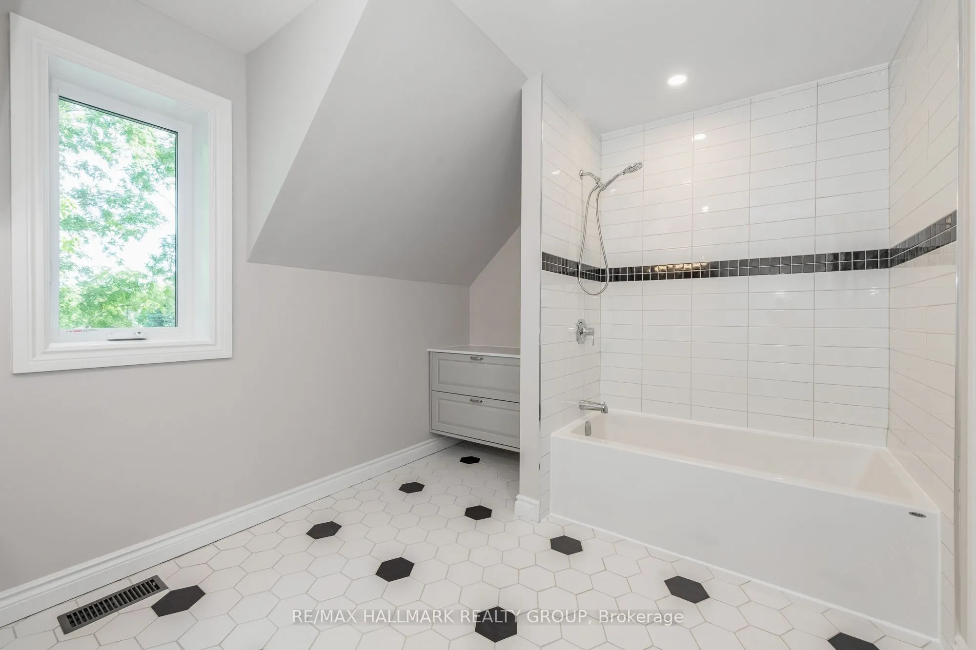 108 Clothier Street E
