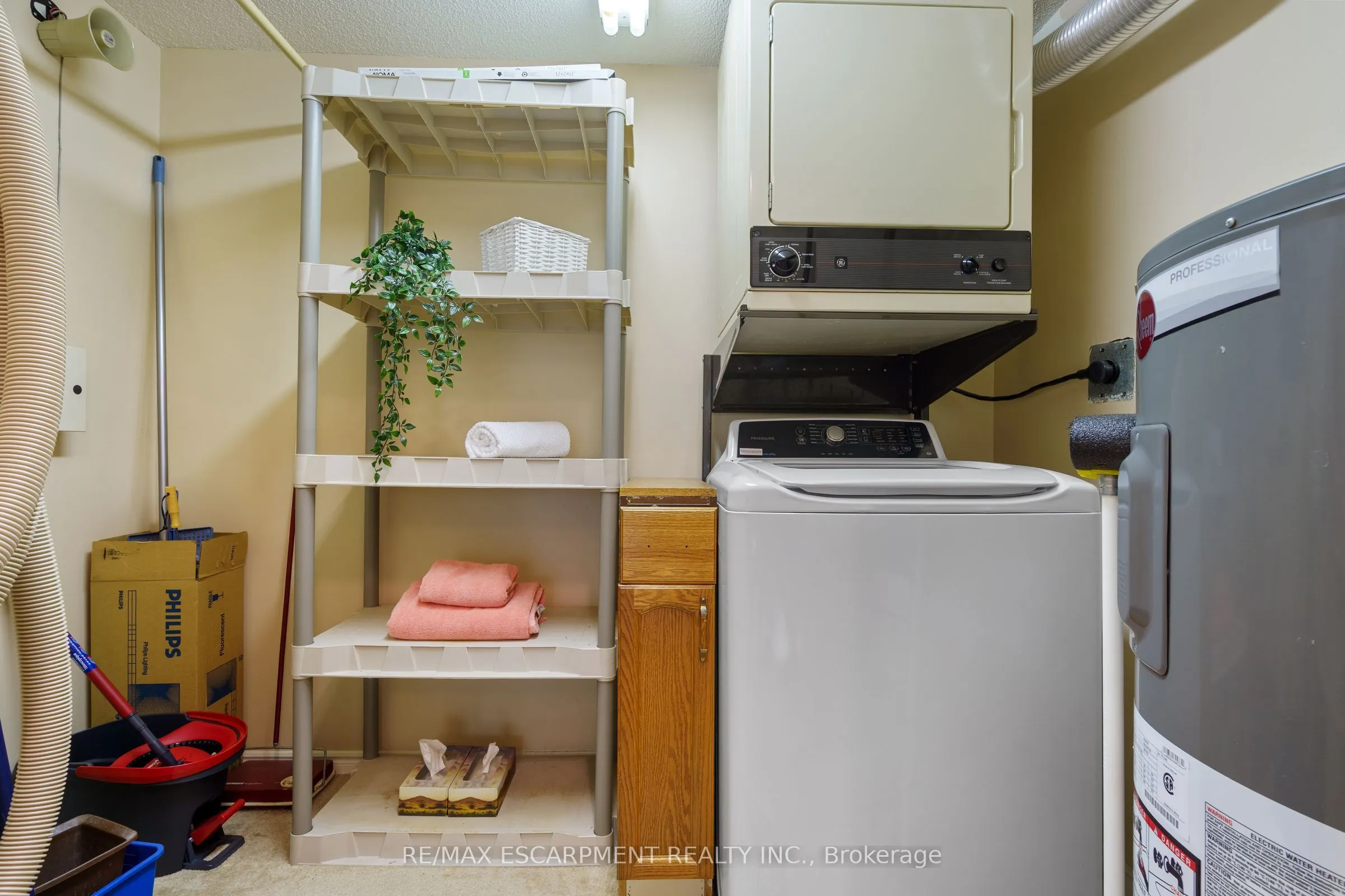 416 LIMERIDGE Road E, #213