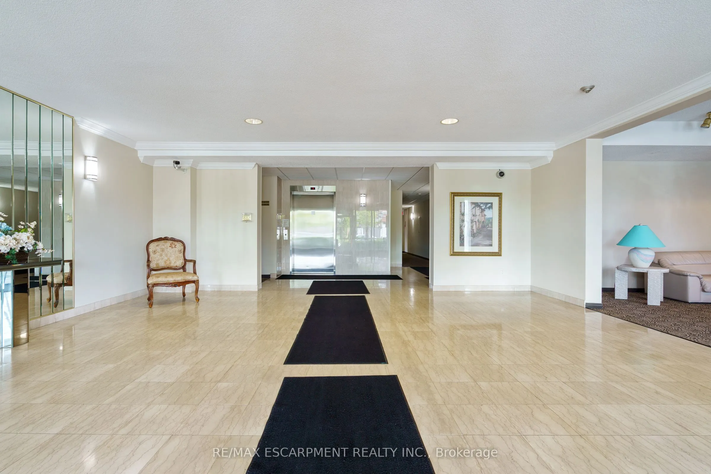 416 LIMERIDGE Road E, #213