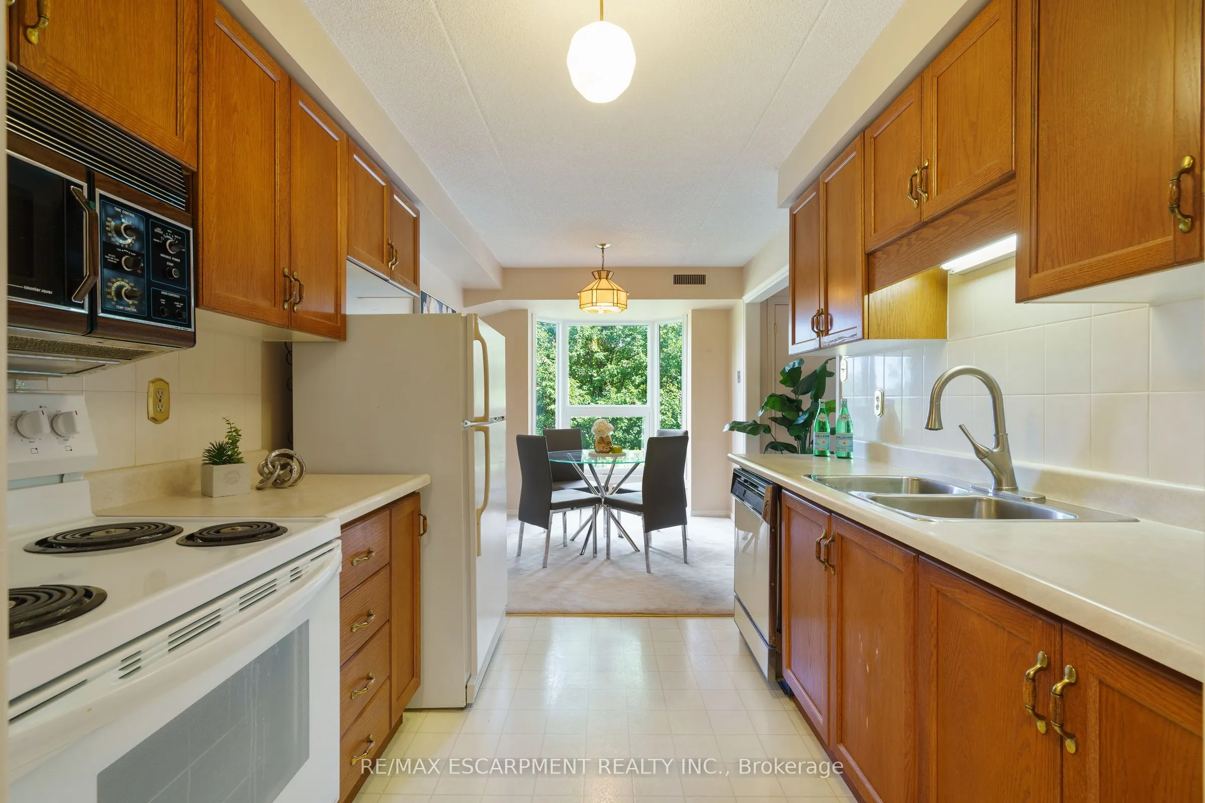 416 LIMERIDGE Road E, #213