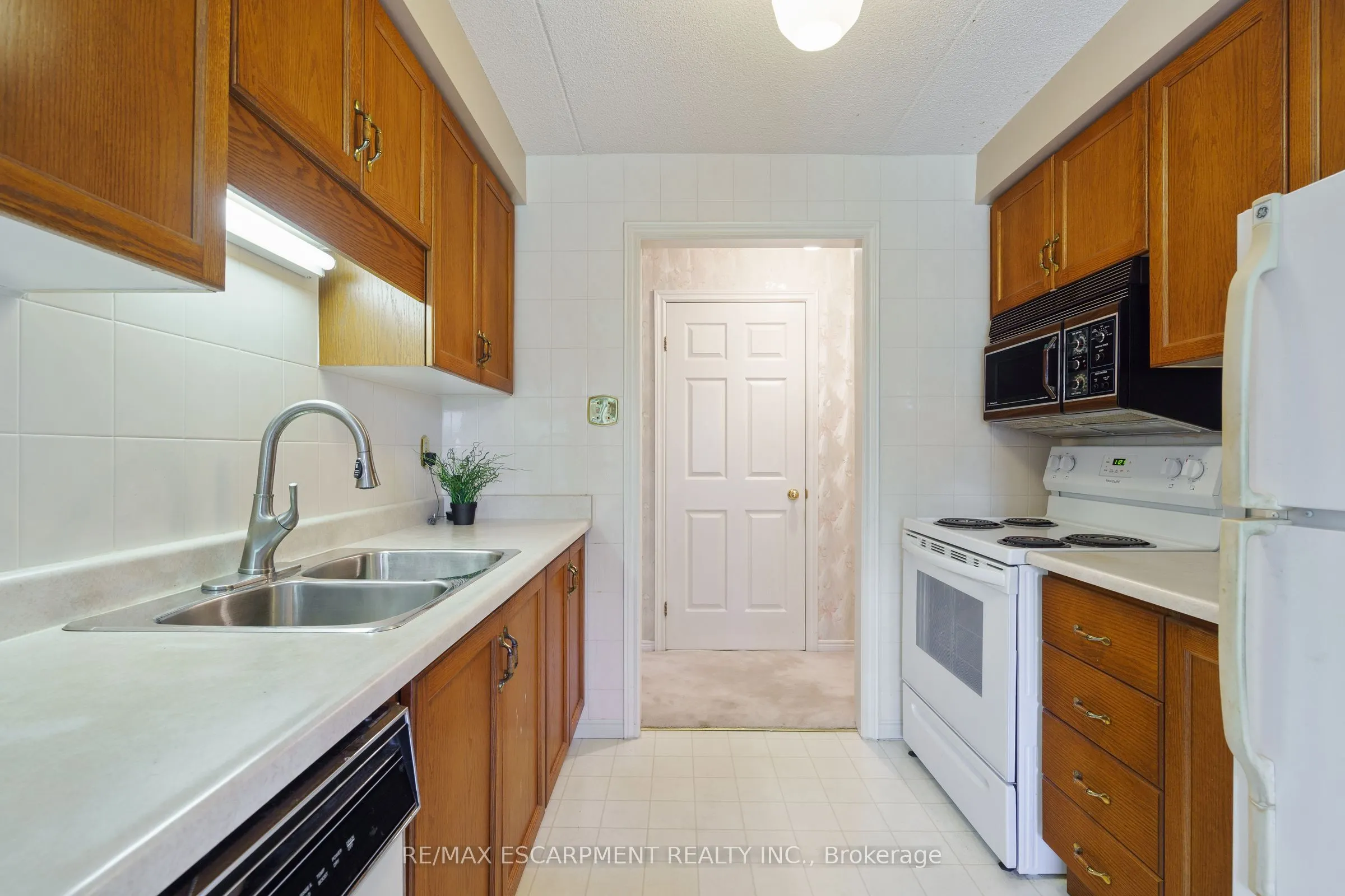 416 LIMERIDGE Road E, #213
