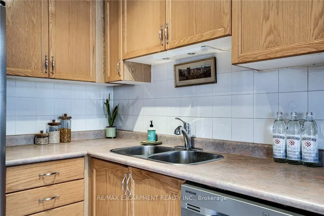 1809 Upper Wentworth Street, #11