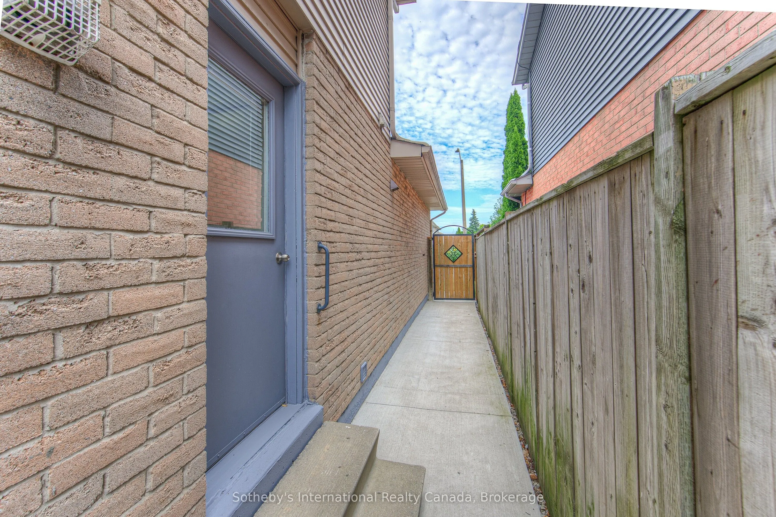 157 Twin Crescent