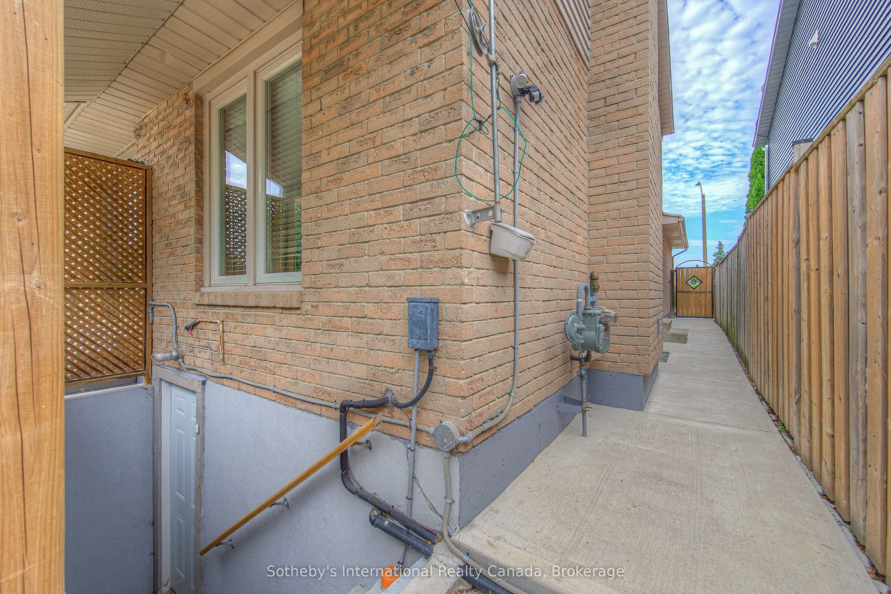 157 Twin Crescent